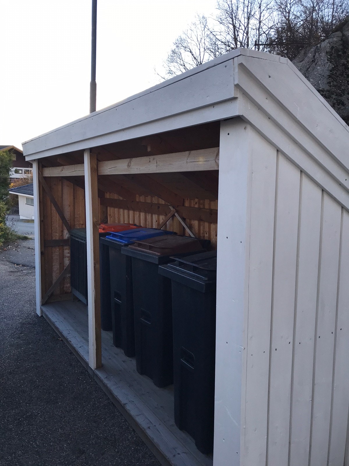 Felles søplehus med nabo leilighet Galleribilde