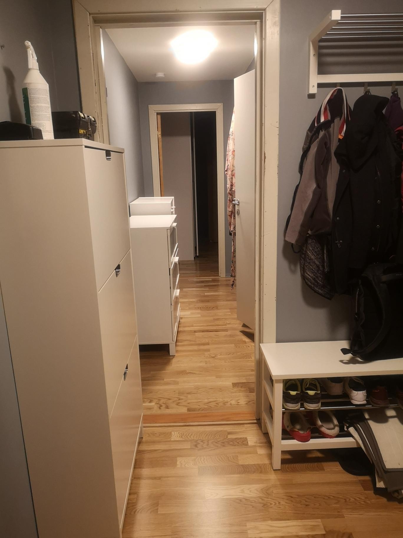 Skoskap som har mye plass i Galleribilde