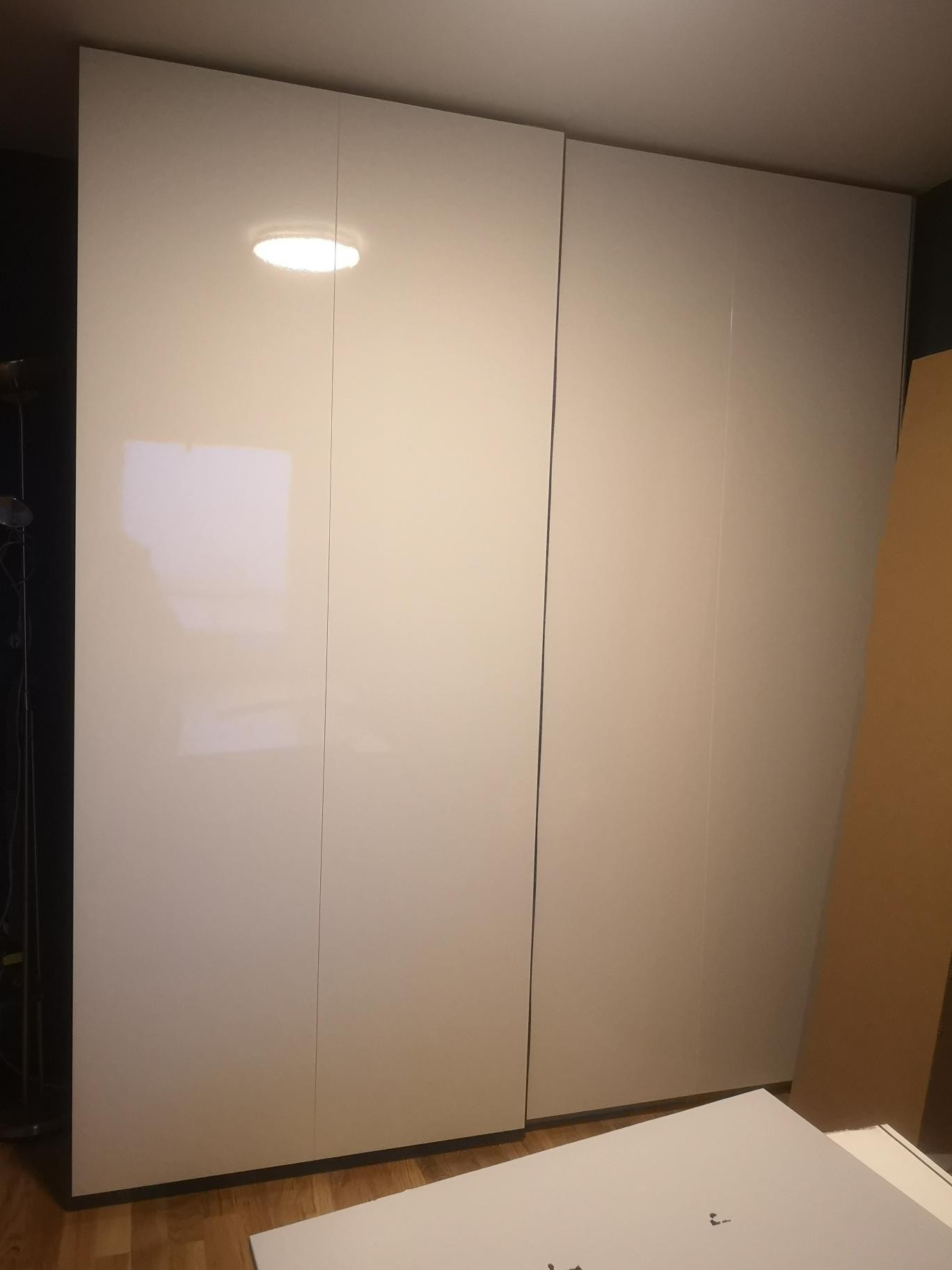 Dette er garderobe skap på rommet som skal leies ut Galleribilde