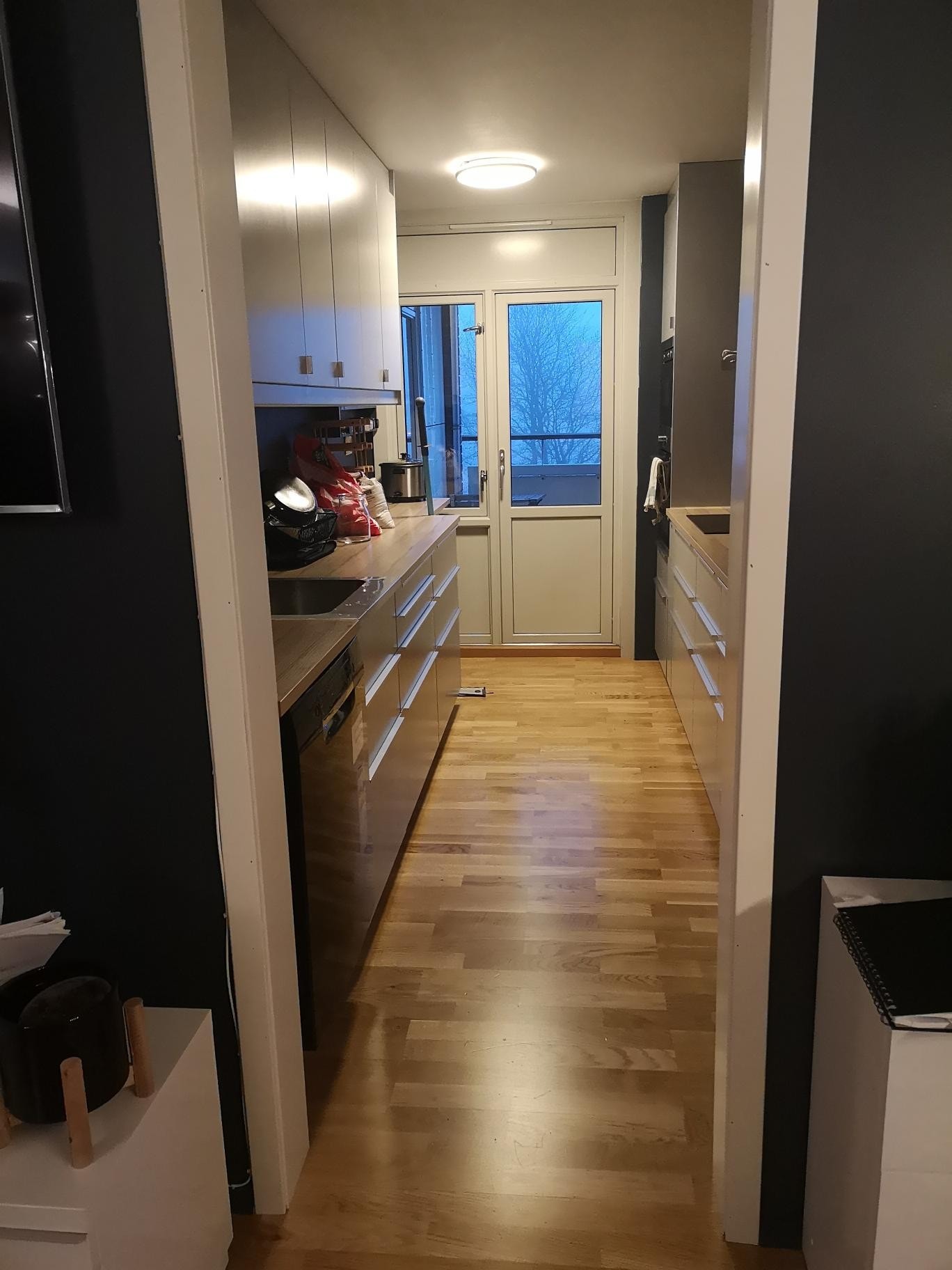 Kjøkken som kan brukes som fellesområde. Innbygd mikro og komfyr. Gode plass pga mye skap som fortsatt er ledig. Galleribilde