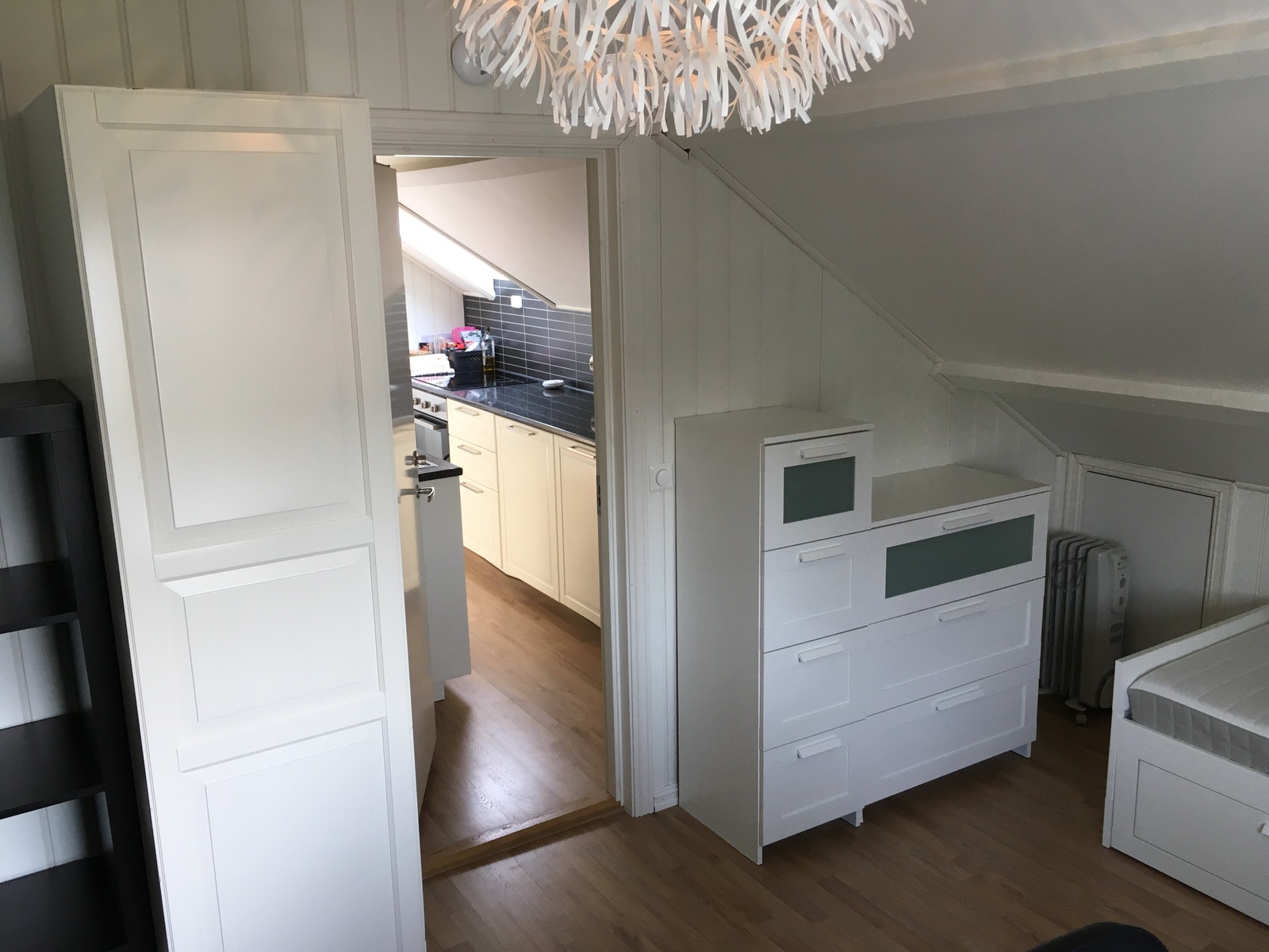 Not available/UTLEID: Stort soverom 3 etasje, ca 16 m2.
Eget TV og sofa (dobbel sovesofa), seng som kan trekkes ut til dobbel, garderobe og skrivebord, samt 2 kott.
Et veldig selvstendig rom med lydisolert vegg og dør. Galleribilde