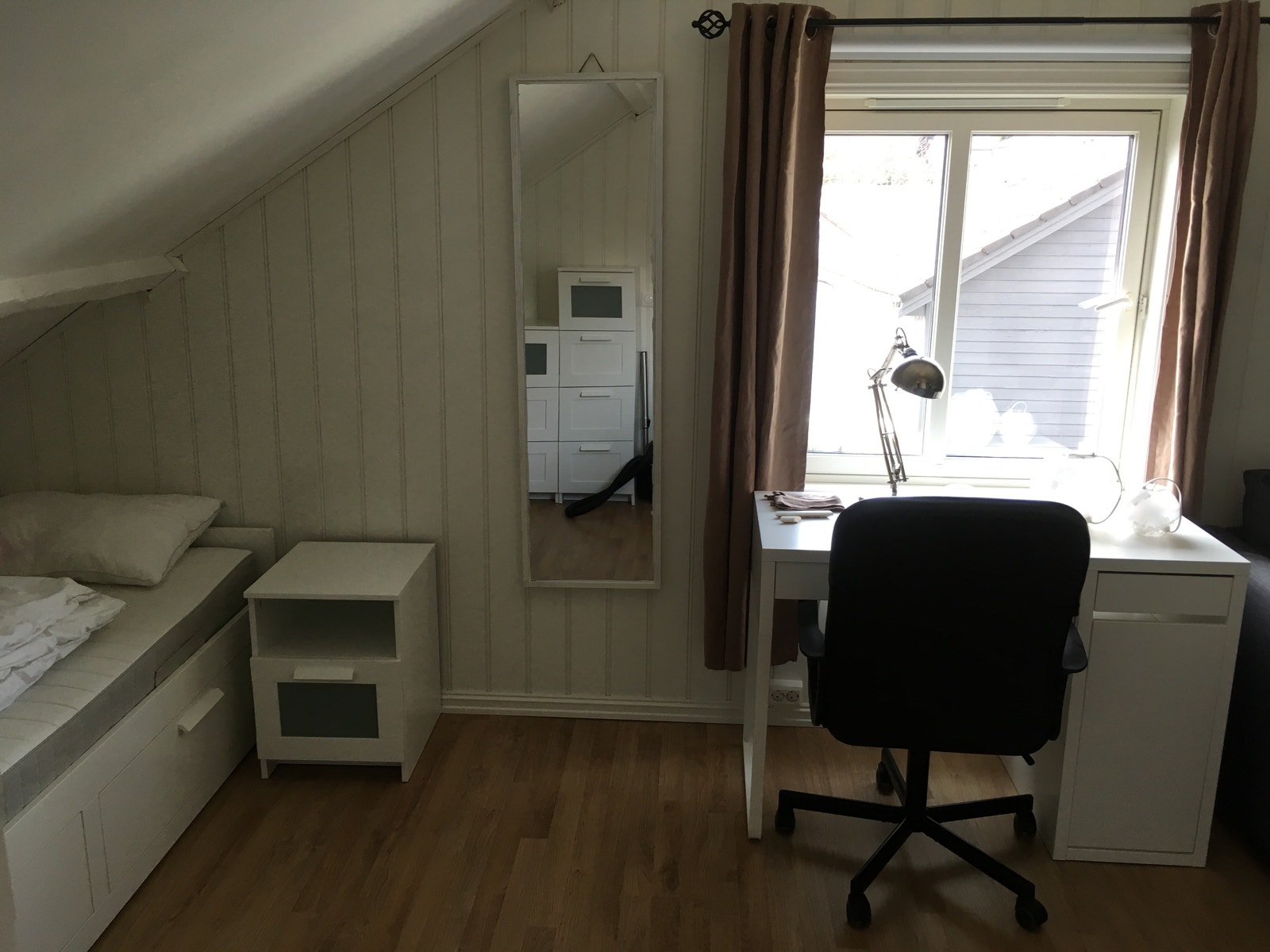 Not available/UTLEID: Stort soverom 3 etasje, ca 16 m2.
Eget TV og sofa (dobbel sovesofa), seng som kan trekkes ut til dobbel, garderobe og skrivebord, samt 2 kott.
Et veldig selvstendig rom med lydisolert vegg og dør. Galleribilde