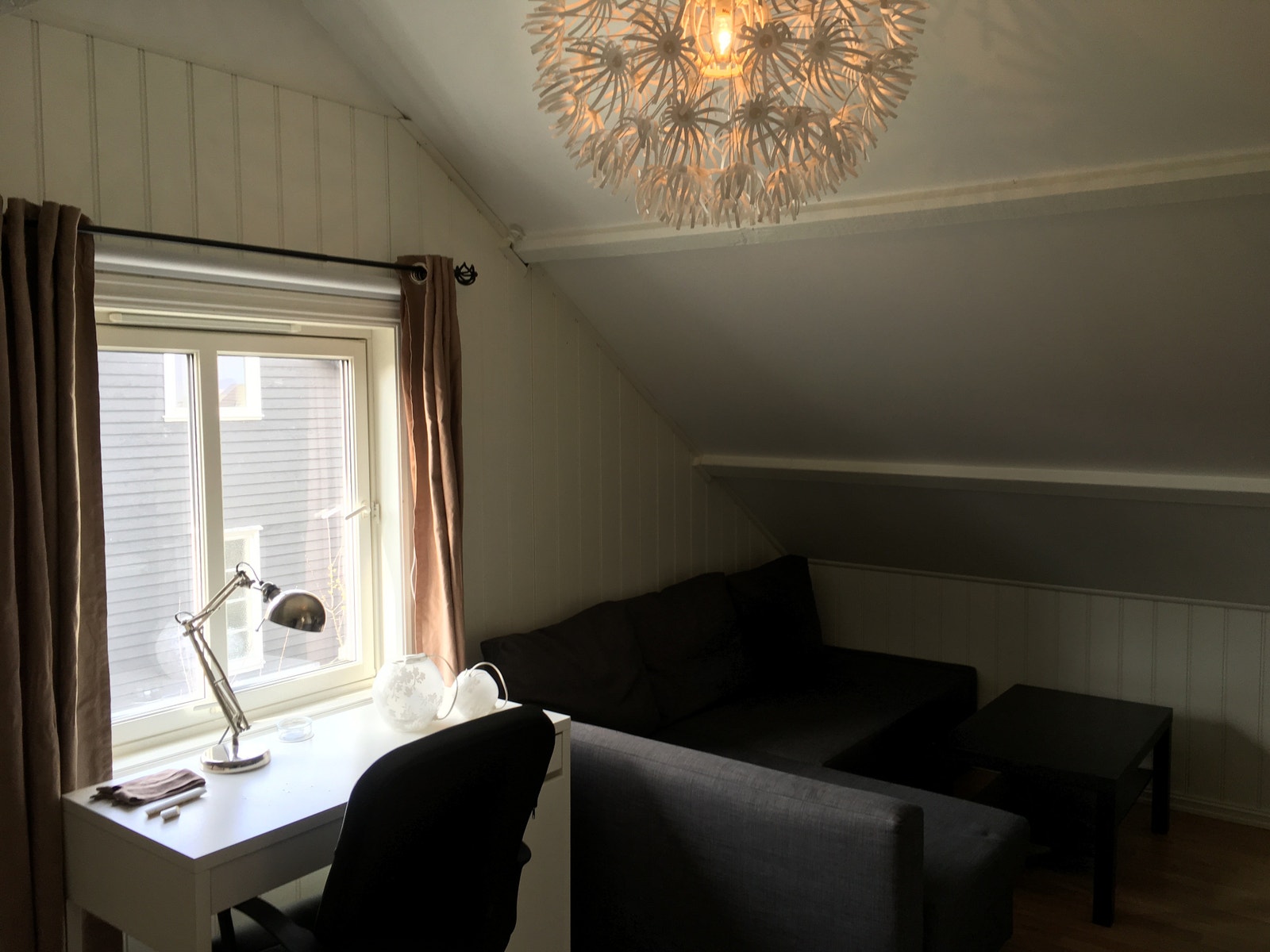 Not available/UTLEID: Stort soverom 3 etasje, ca 16 m2.
Eget TV og sofa (dobbel sovesofa), seng som kan trekkes ut til dobbel, garderobe og skrivebord, samt 2 kott.
Et veldig selvstendig rom med lydisolert vegg og dør. Galleribilde