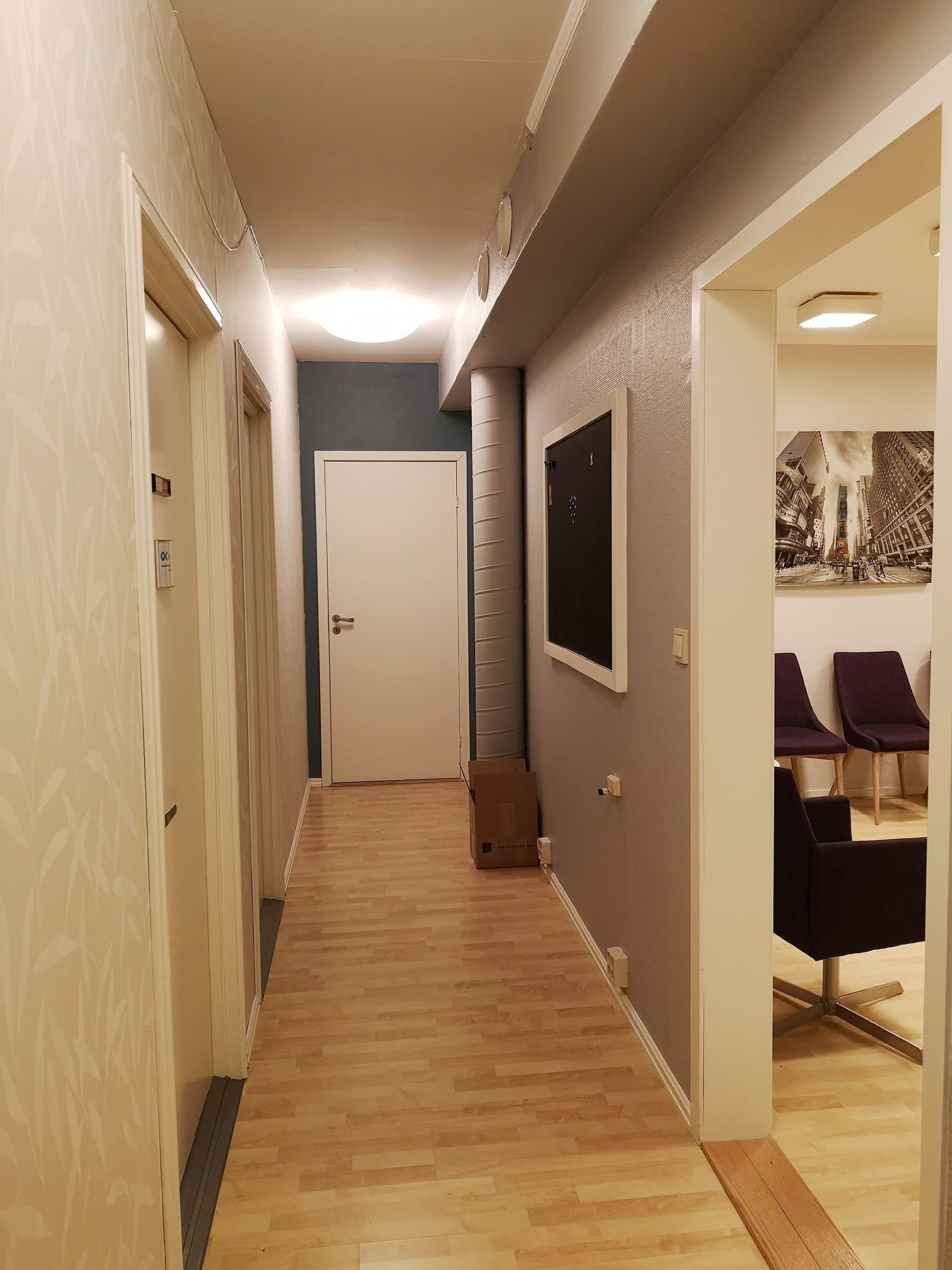 Gang sett mot pauserom, resepsjon til høyre Galleribilde