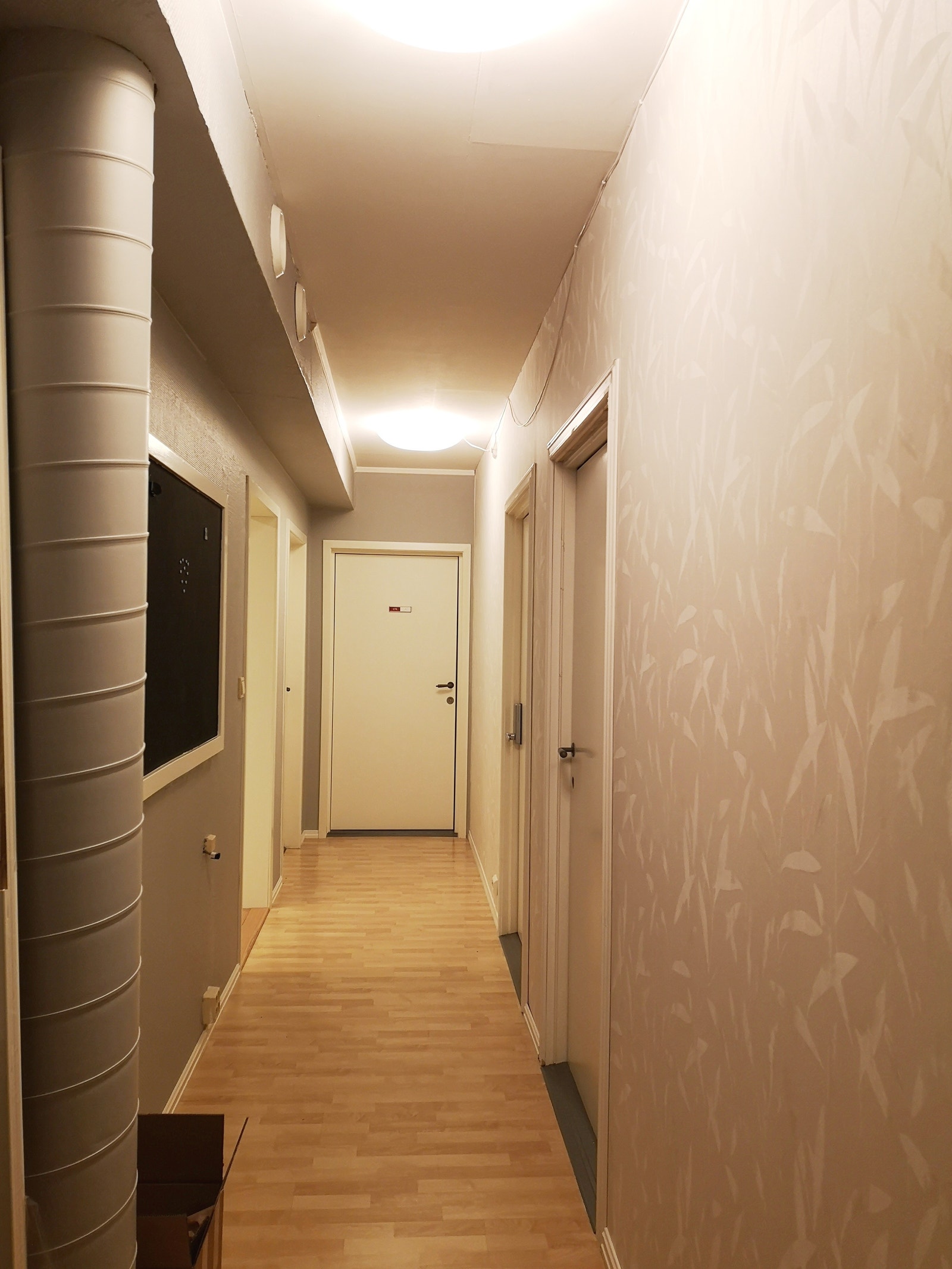 Gang sett mot kontorrom, resepsjon til venstre Galleribilde