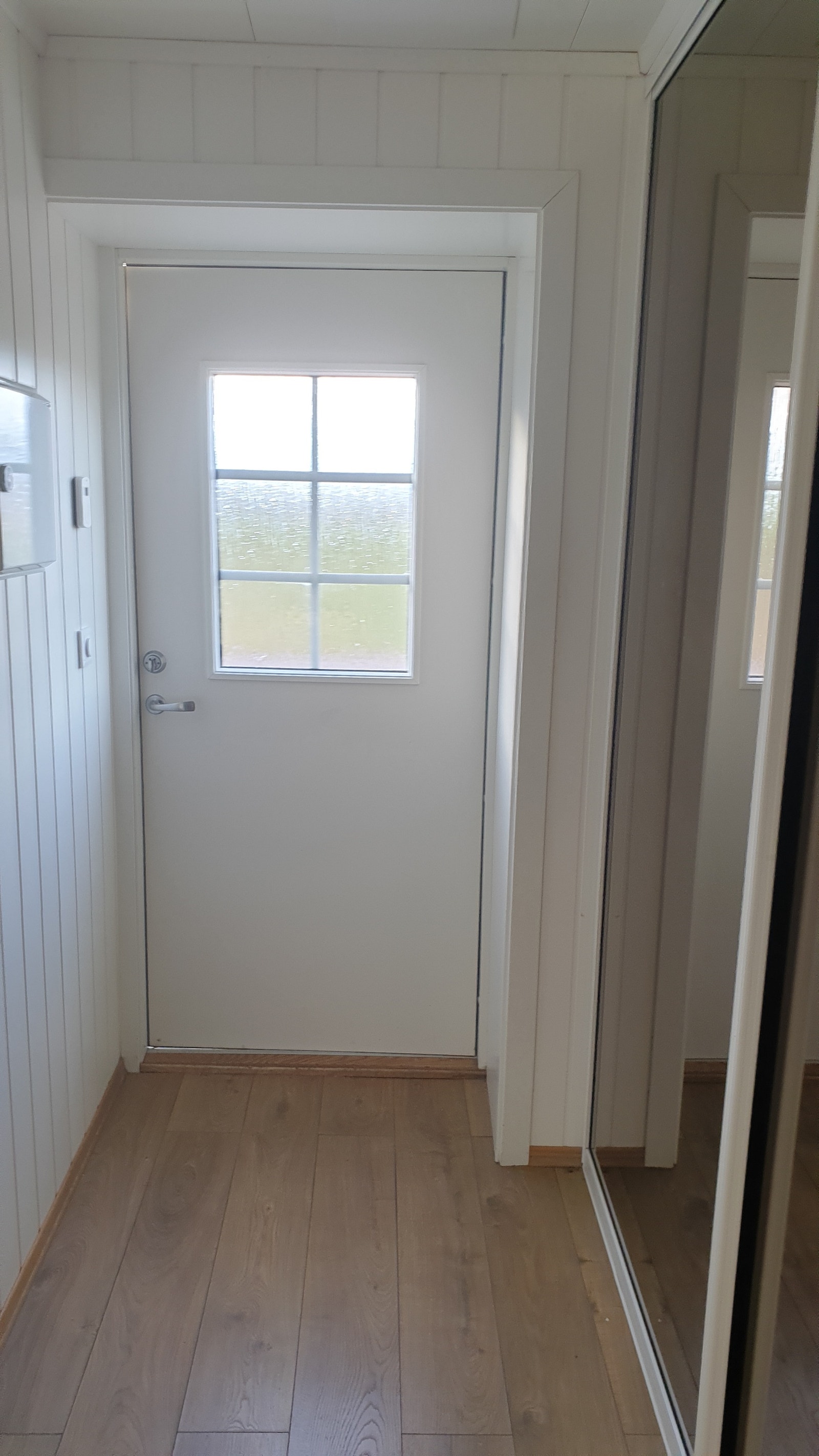 Inngang med romslig speilgarderobe Galleribilde