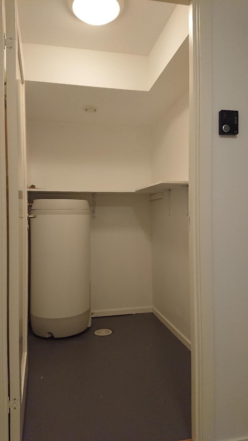 Bod med hyller og varmtvannsbereder Galleribilde