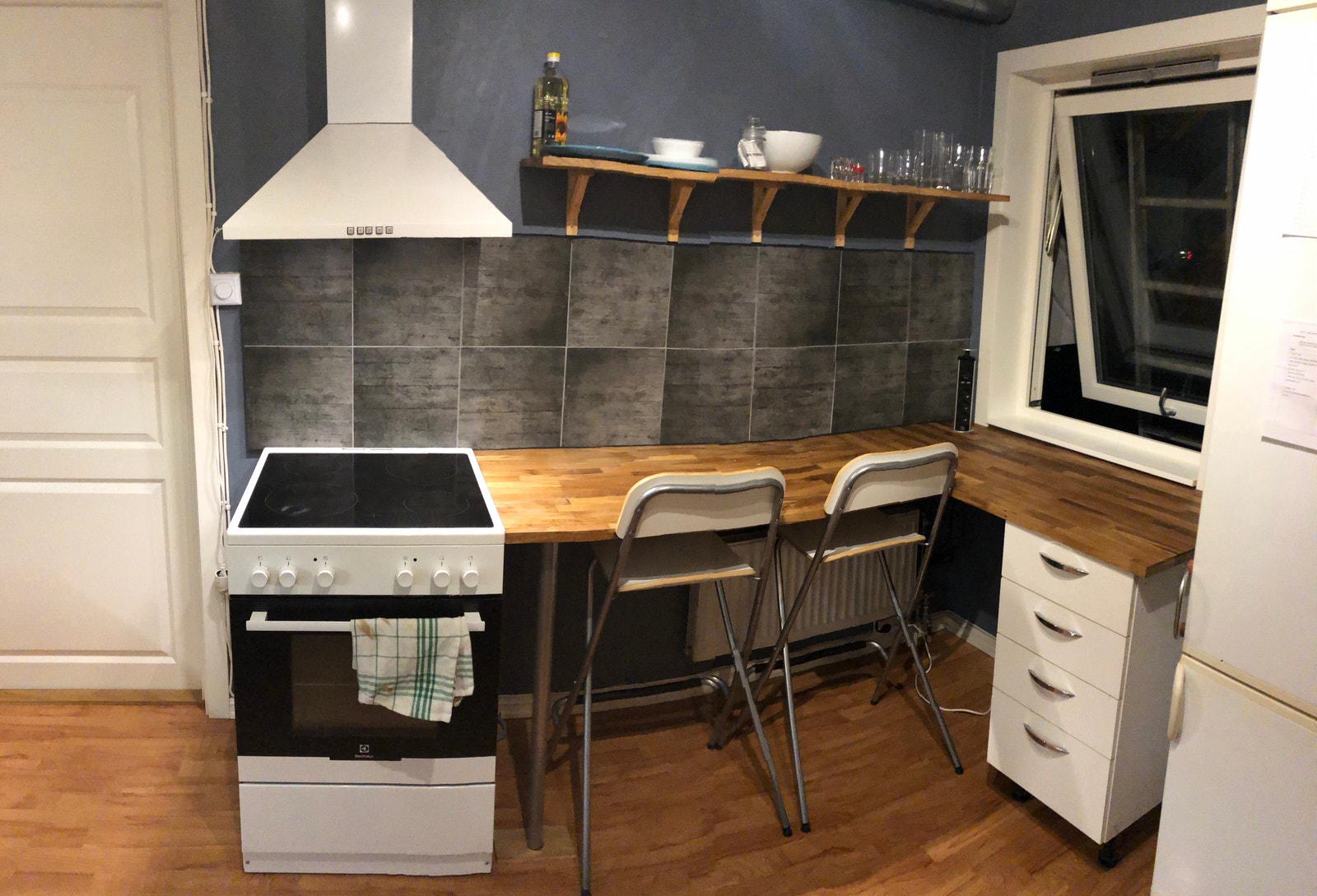 Kjøkken har også praktisk matskap Galleribilde