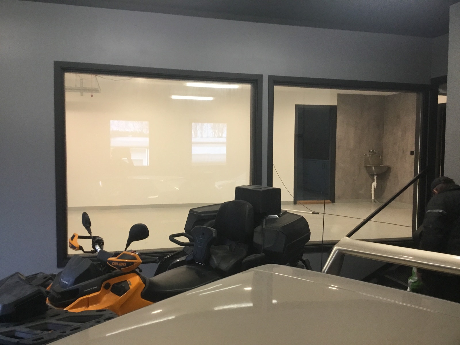 Glass imellom lokalene Galleribilde