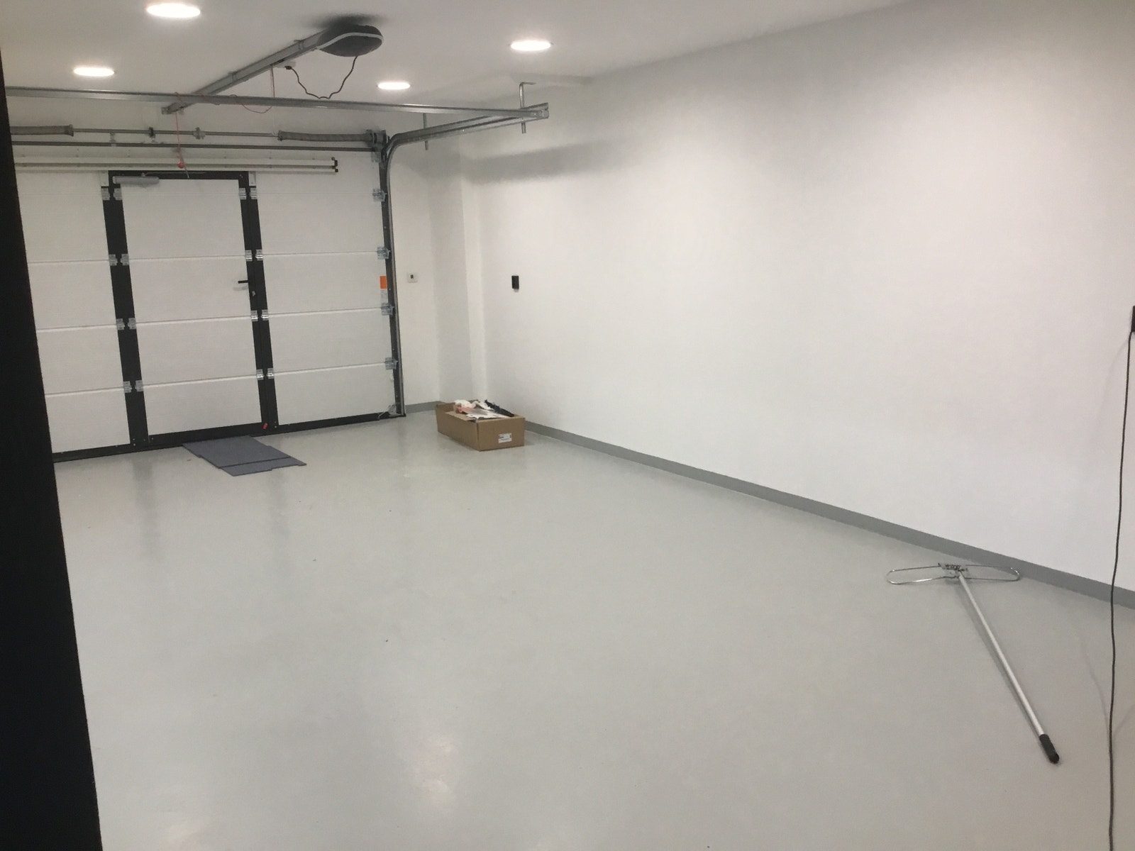 Stort rom med kjøreport Galleribilde