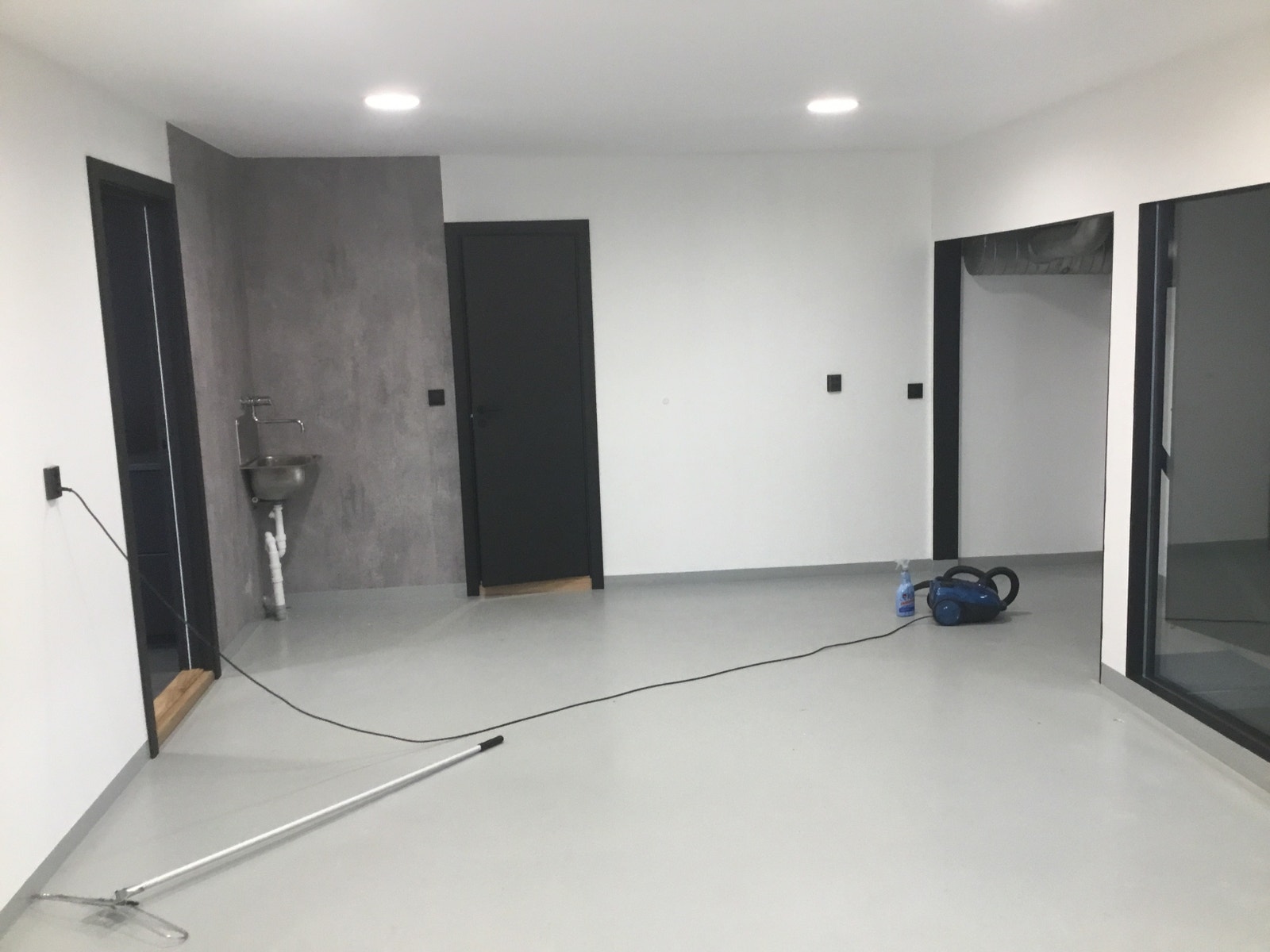 Stort lokale med kjøreport Galleribilde