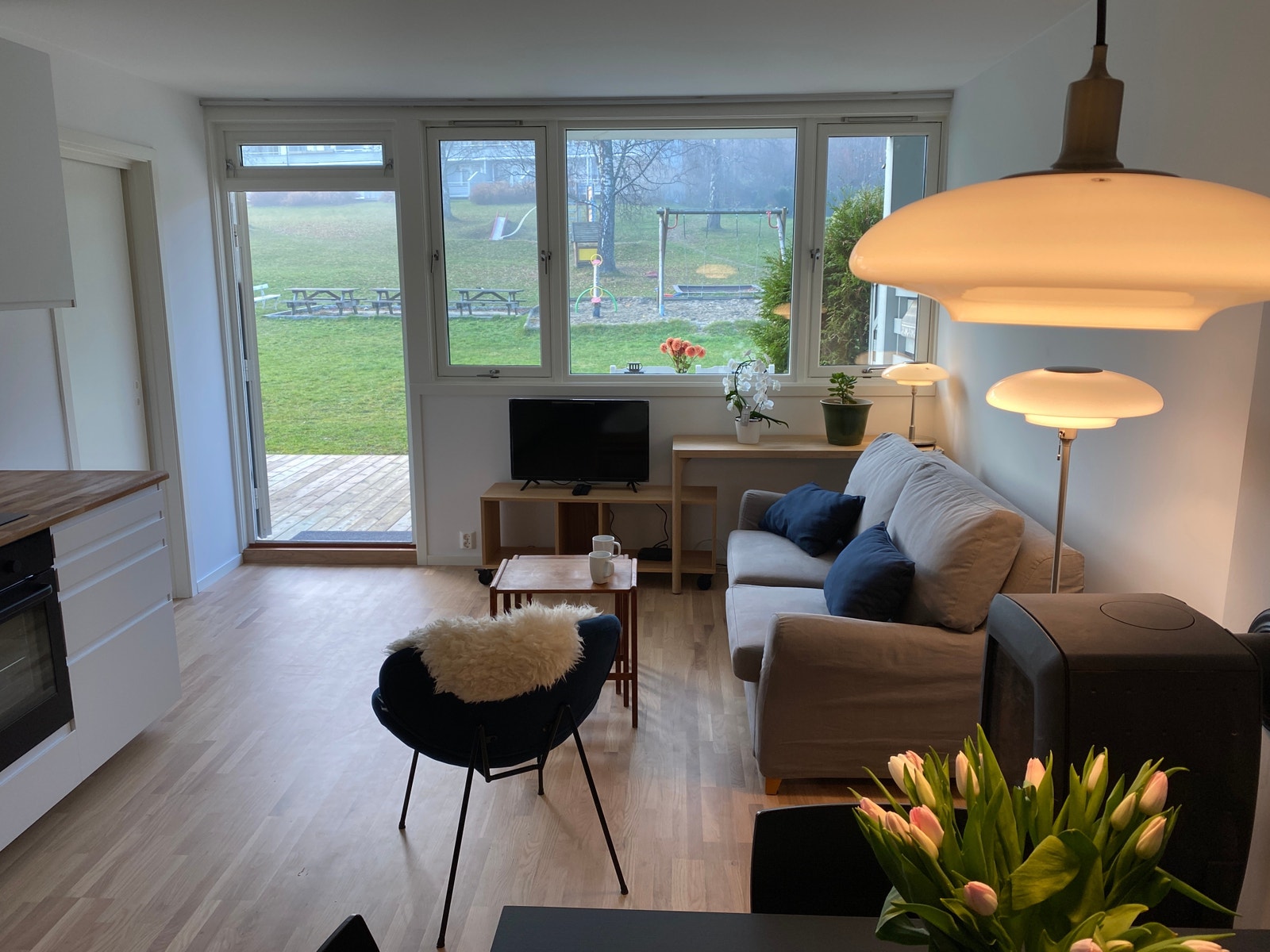 Åpen kjøkken- og stueløsning med dør rett ut på stor 18m2 terrasse med ettermiddagssol Galleribilde