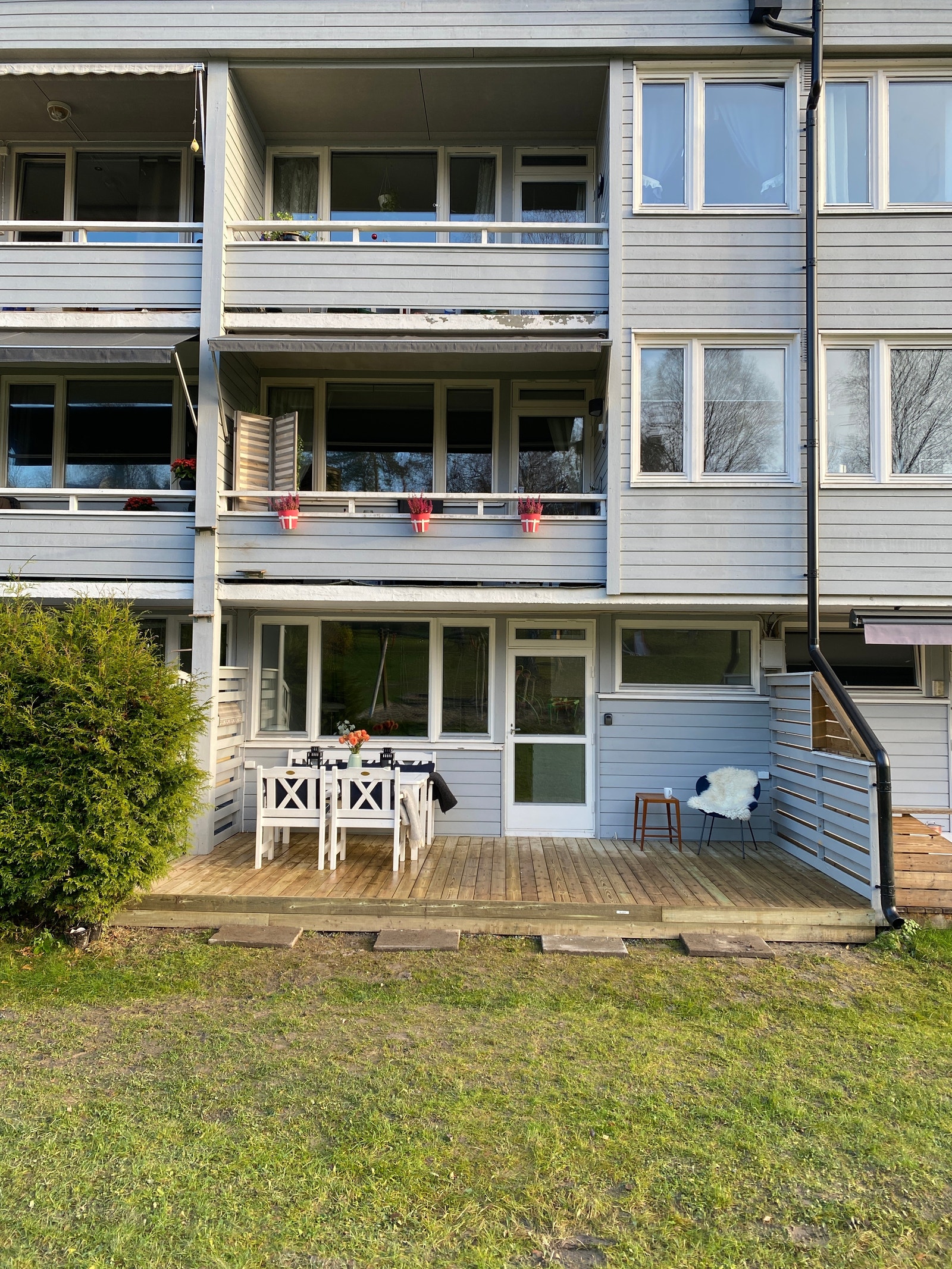 Stor solfylt terrasse med direkte adkomst fra stuen. Galleribilde