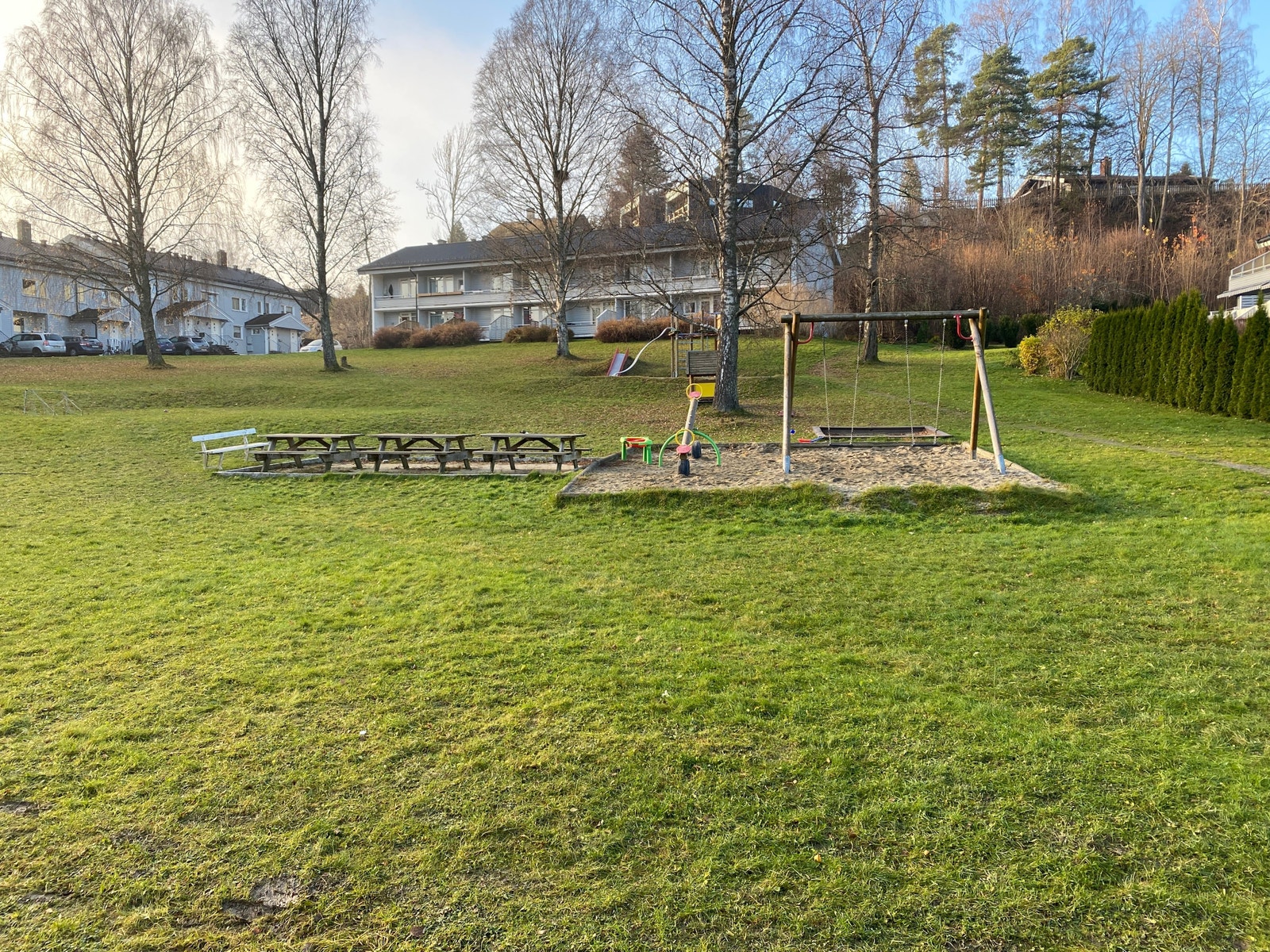 Romslig og grønt fellesareal med lekeplass Galleribilde