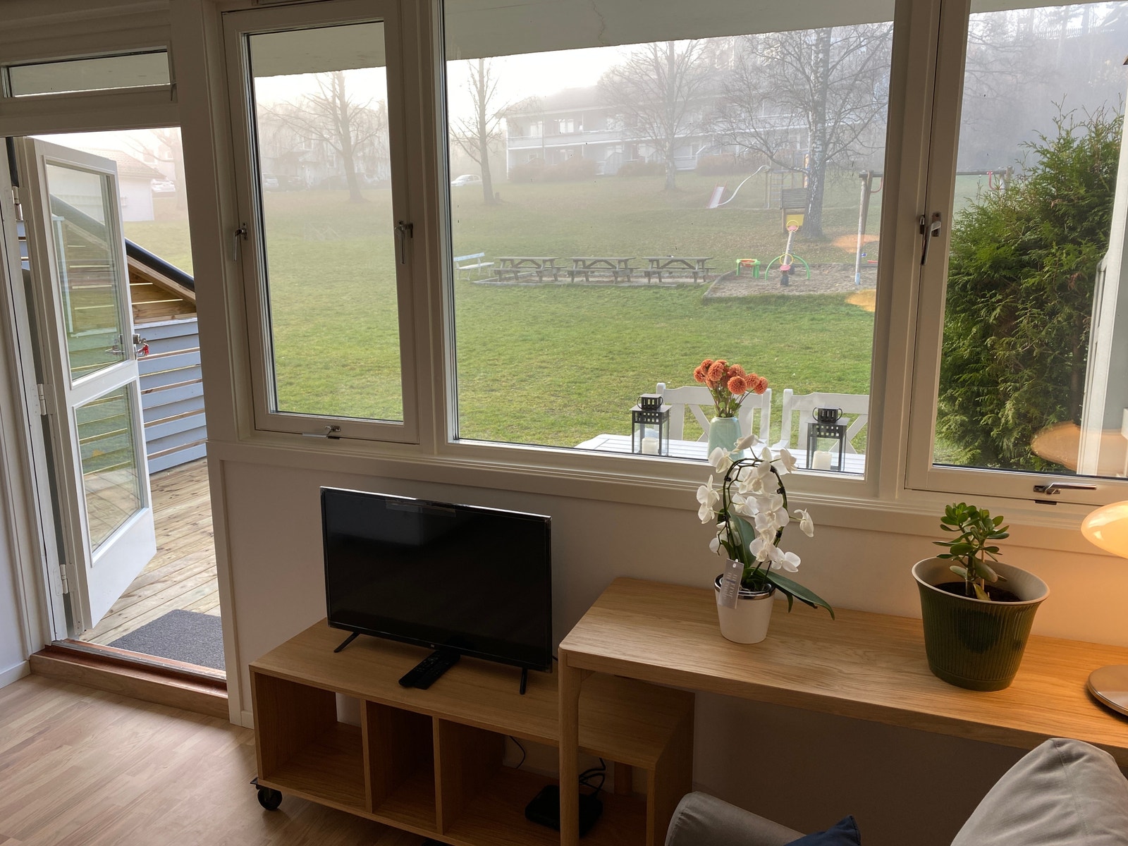 Store vinduer og utsyn mot stort fellesområde og lekeplass Galleribilde
