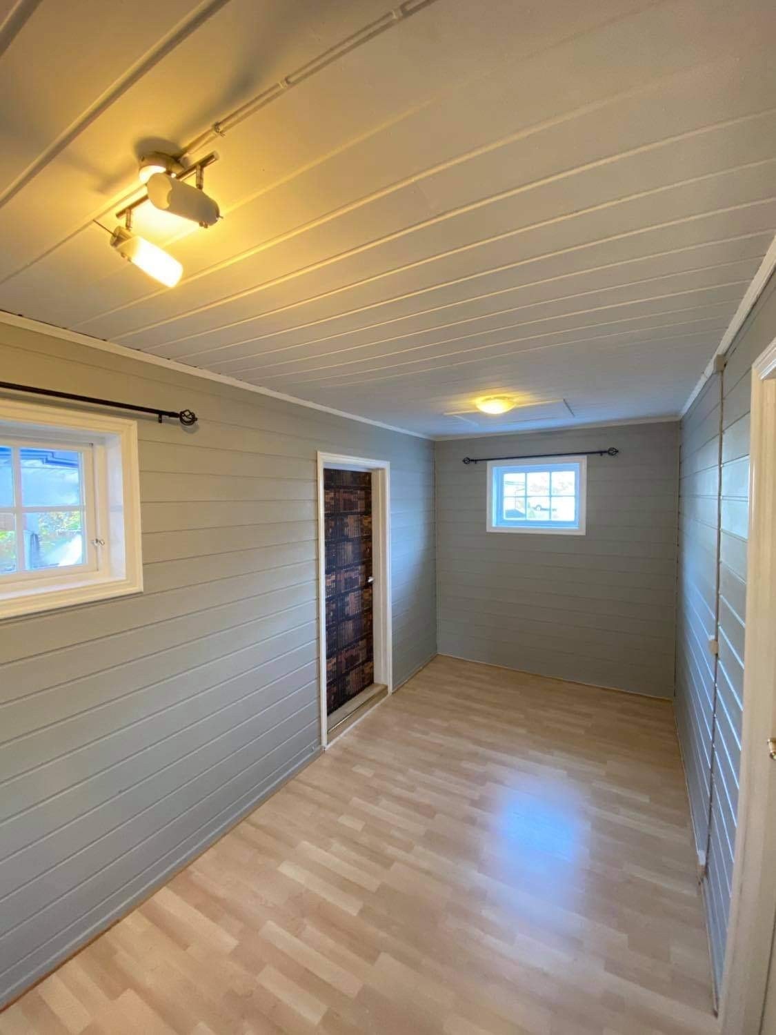 Sov 2.etg med dør til uteplass Galleribilde