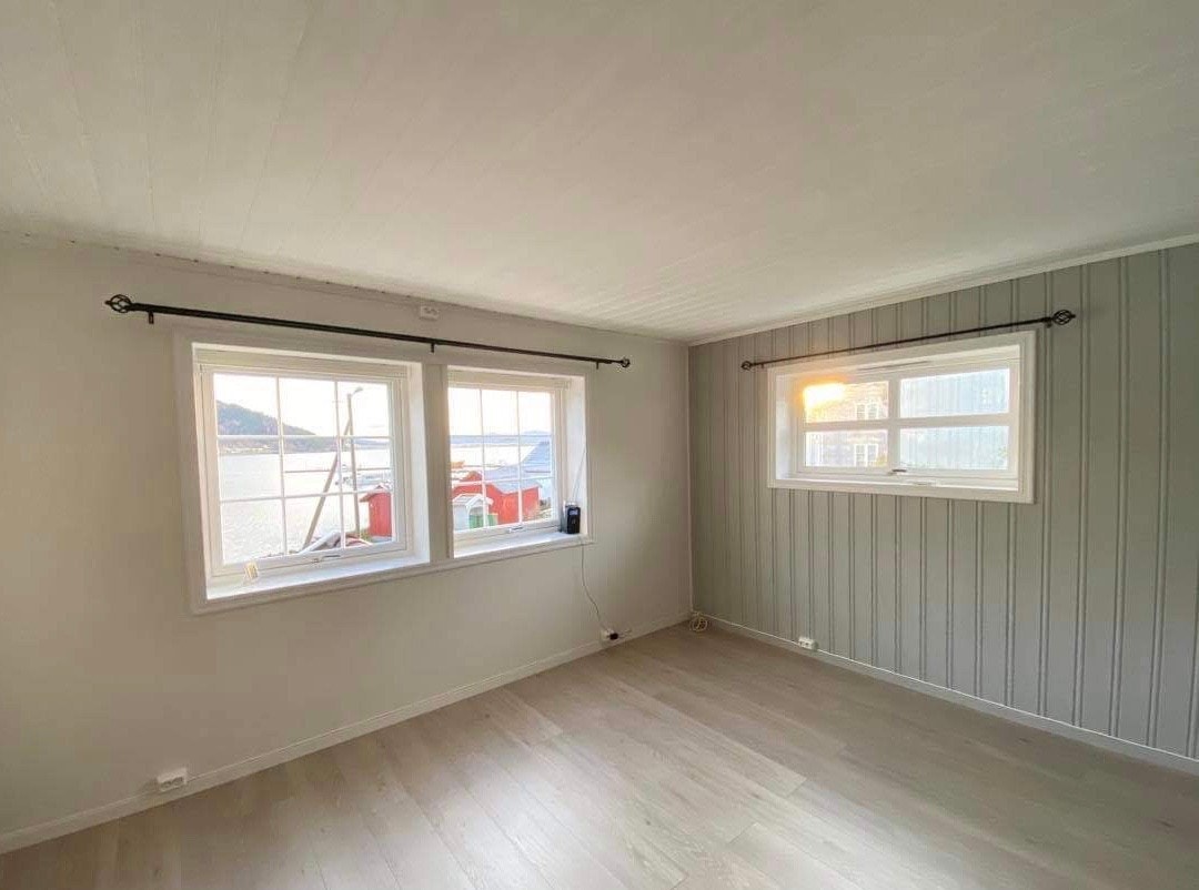 Stua har utsikt mot sjøen Galleribilde