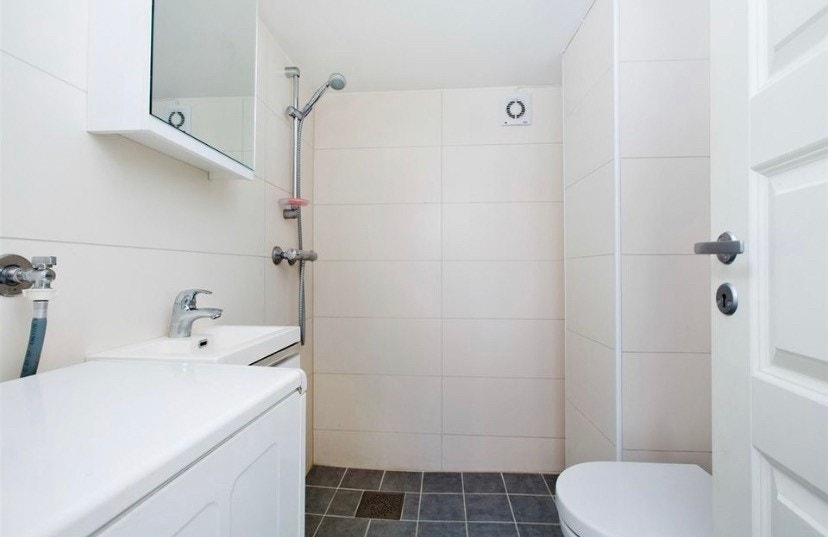 Bad med vaskemaskin Galleribilde