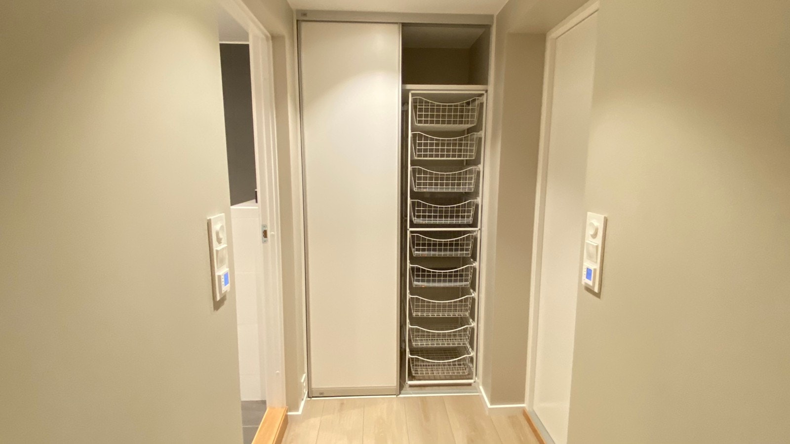 Skyvedørsgarderobe i gangen Galleribilde