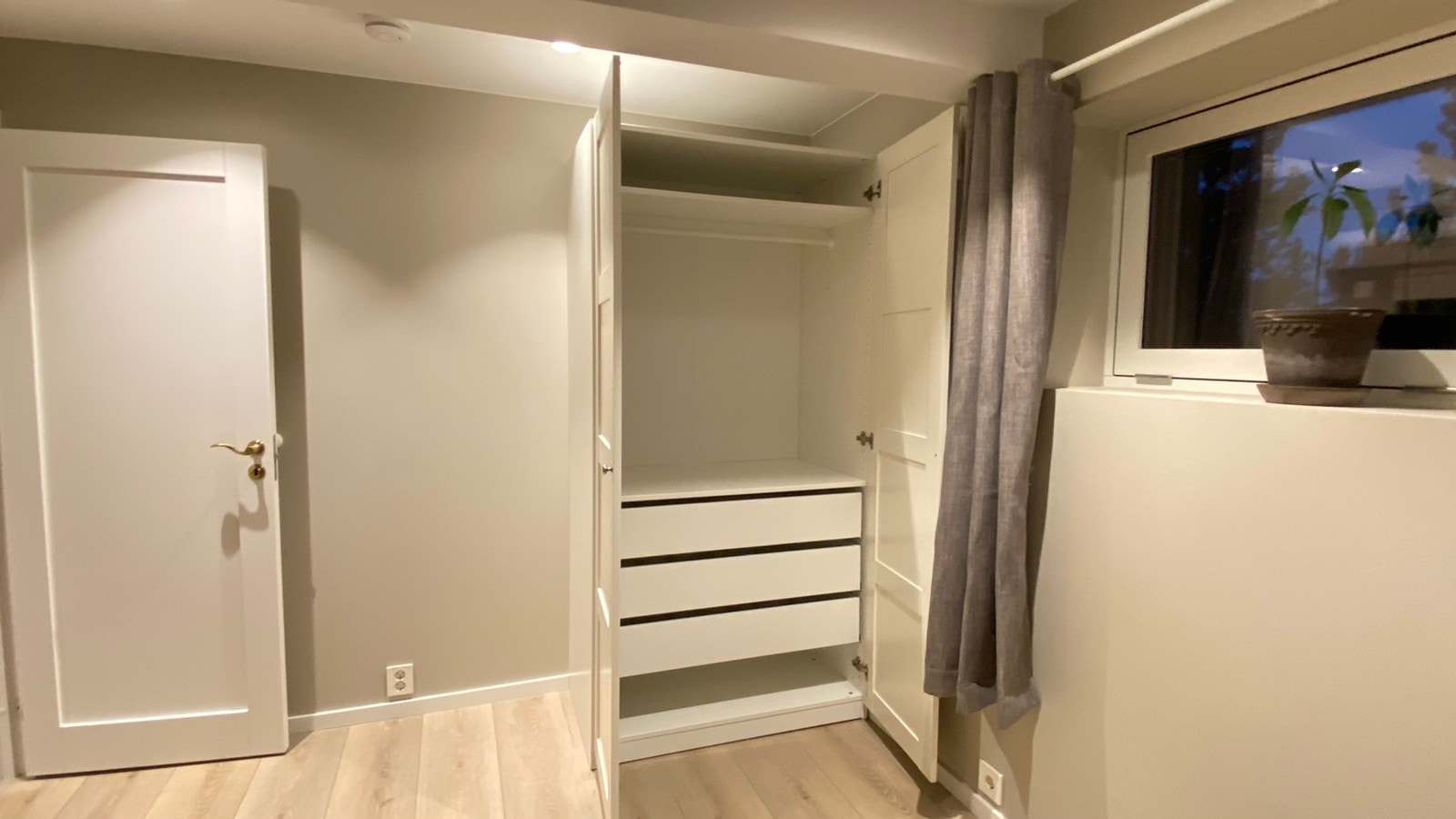 Soverom med gode lysforhold og bra med skapplass Galleribilde