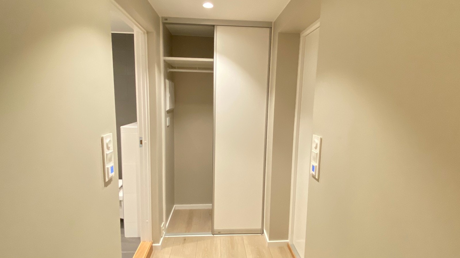 Skyvedørsgarderobe i gangen Galleribilde