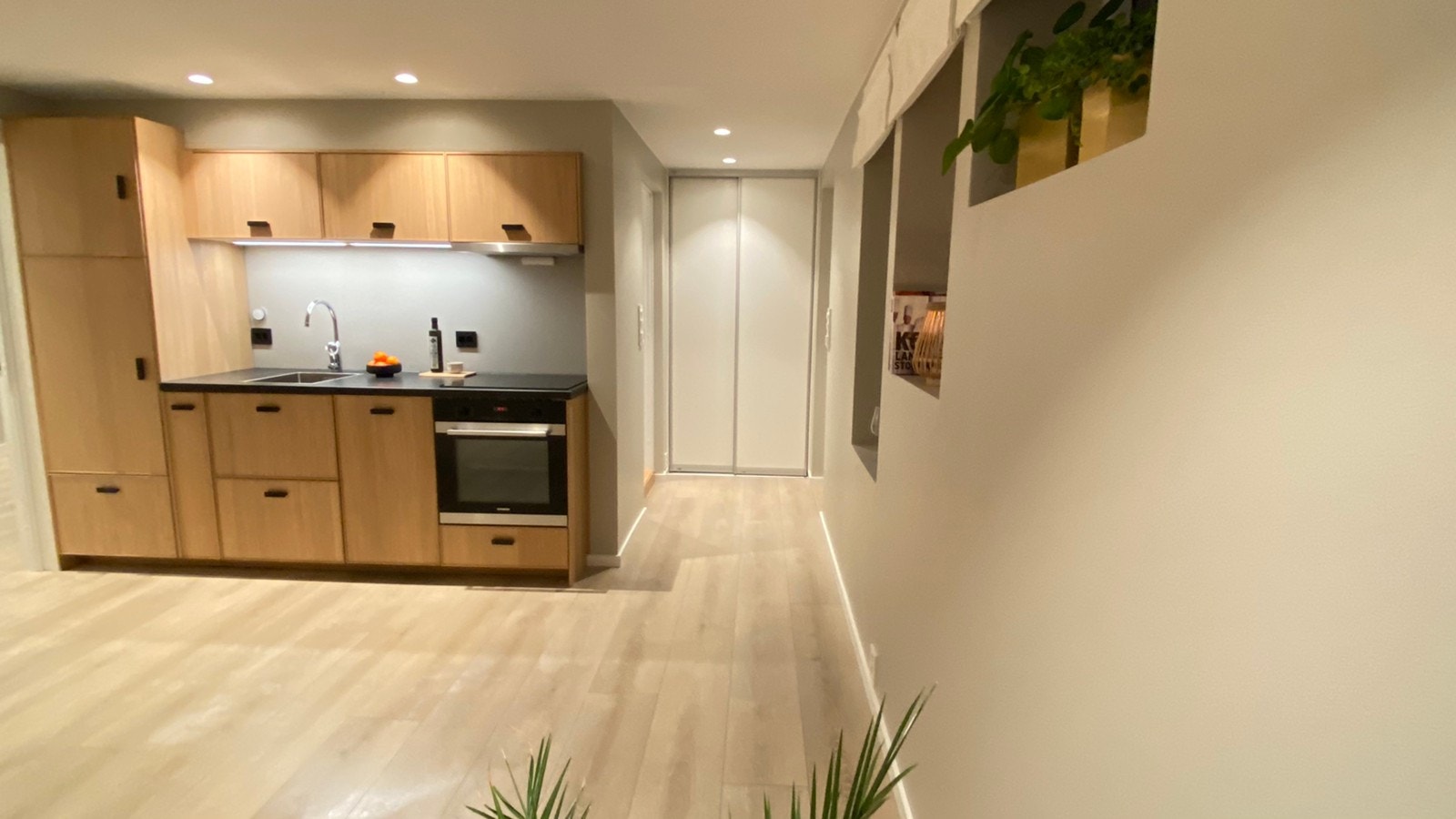 Gang med skyvedørsgarderobe Galleribilde