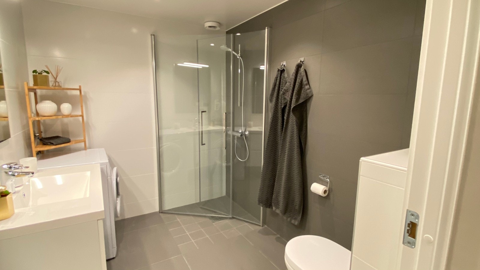 Bad med dusj og vaskemaskin Galleribilde