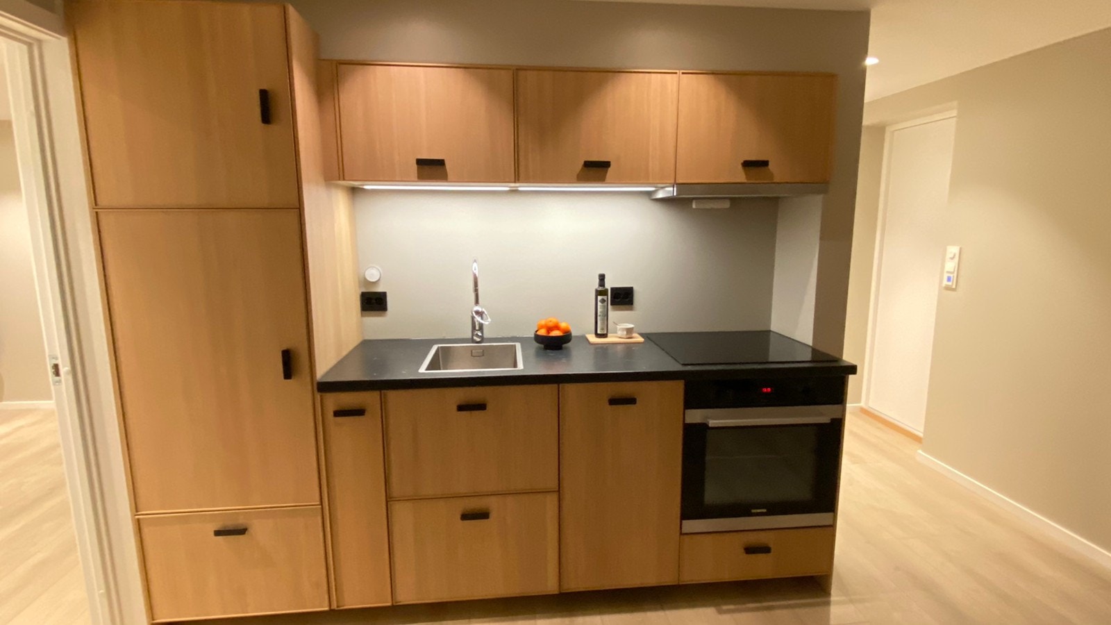 Praktisk kjøkken med integrerte hvitevarer kjøleskap med fryS Galleribilde