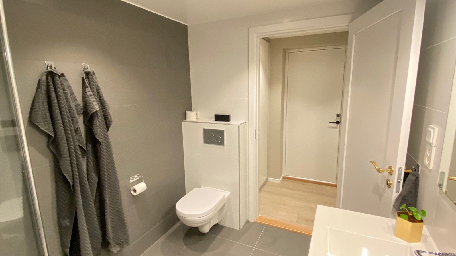 Bad med dusj og vaskemaskin Galleribilde