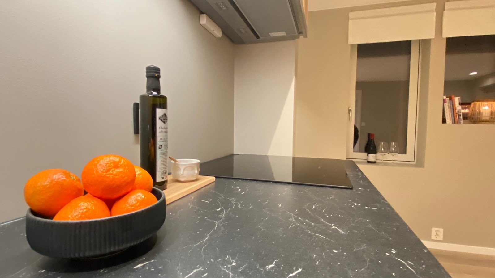 Fint arbeidslys på kjøkkenet Galleribilde