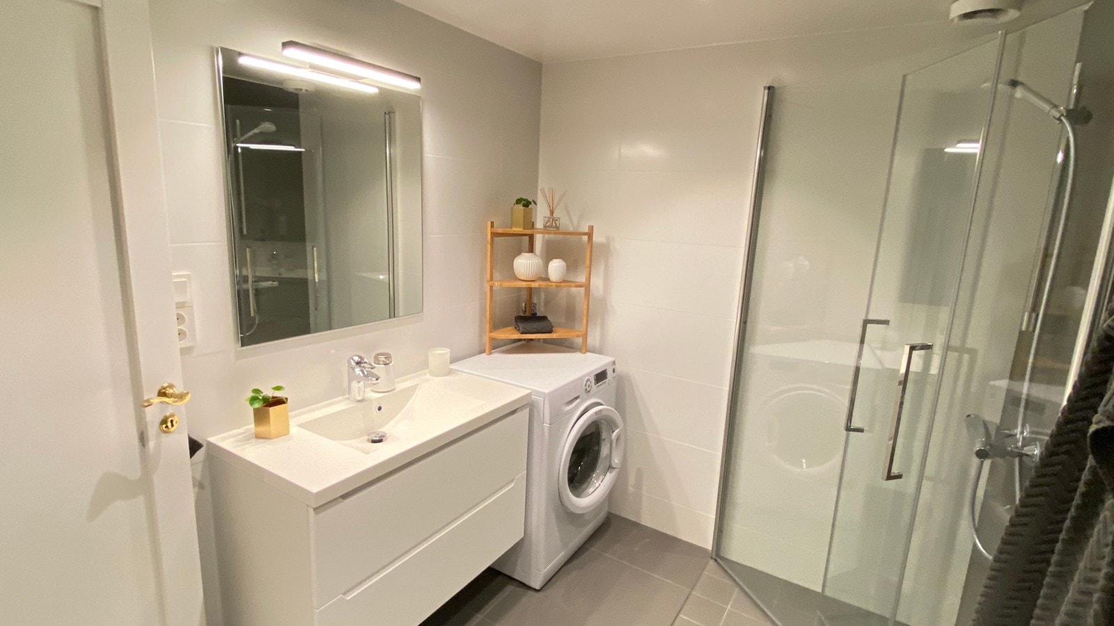 Bad med dusj og vaskemaskin Galleribilde