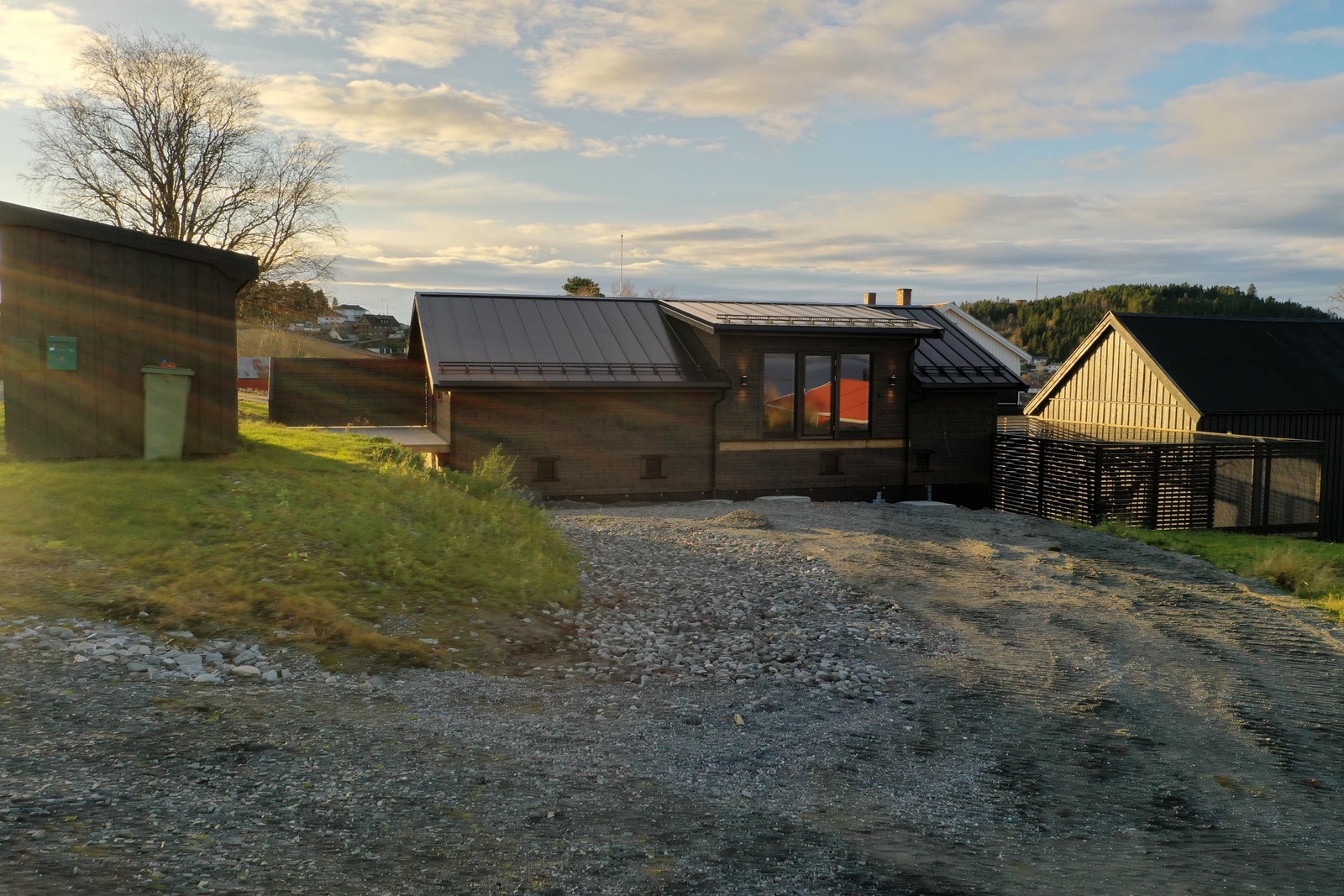 Det er nå veranda foran vindu og verandadør Galleribilde