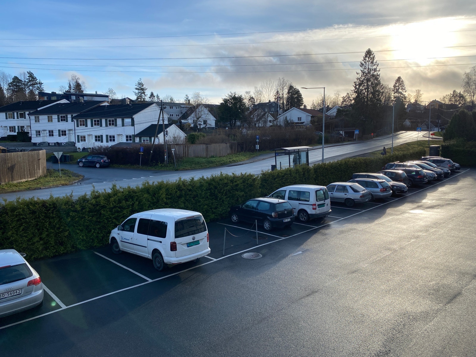 Bussholdeplass rett utenfor leiligheten. Parkeringsplass med første mann til mølla prinsipp. Lademuligheter Galleribilde