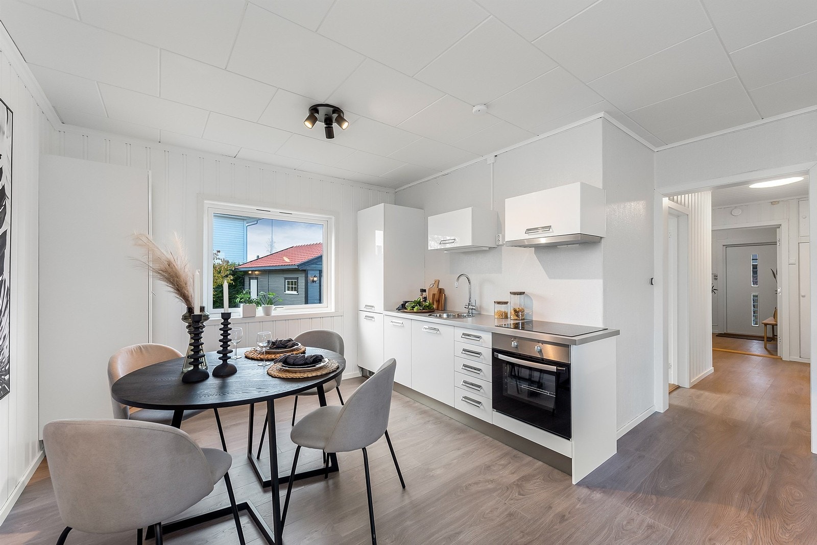 Kjøkken med integrerte hvitvarer Galleribilde