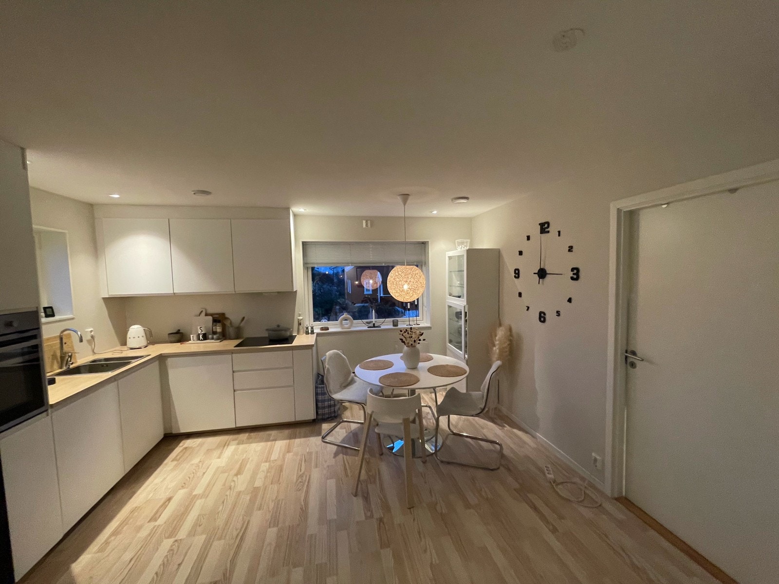 Kjøkken/spisestue-møblert av tidligere leietaker Galleribilde