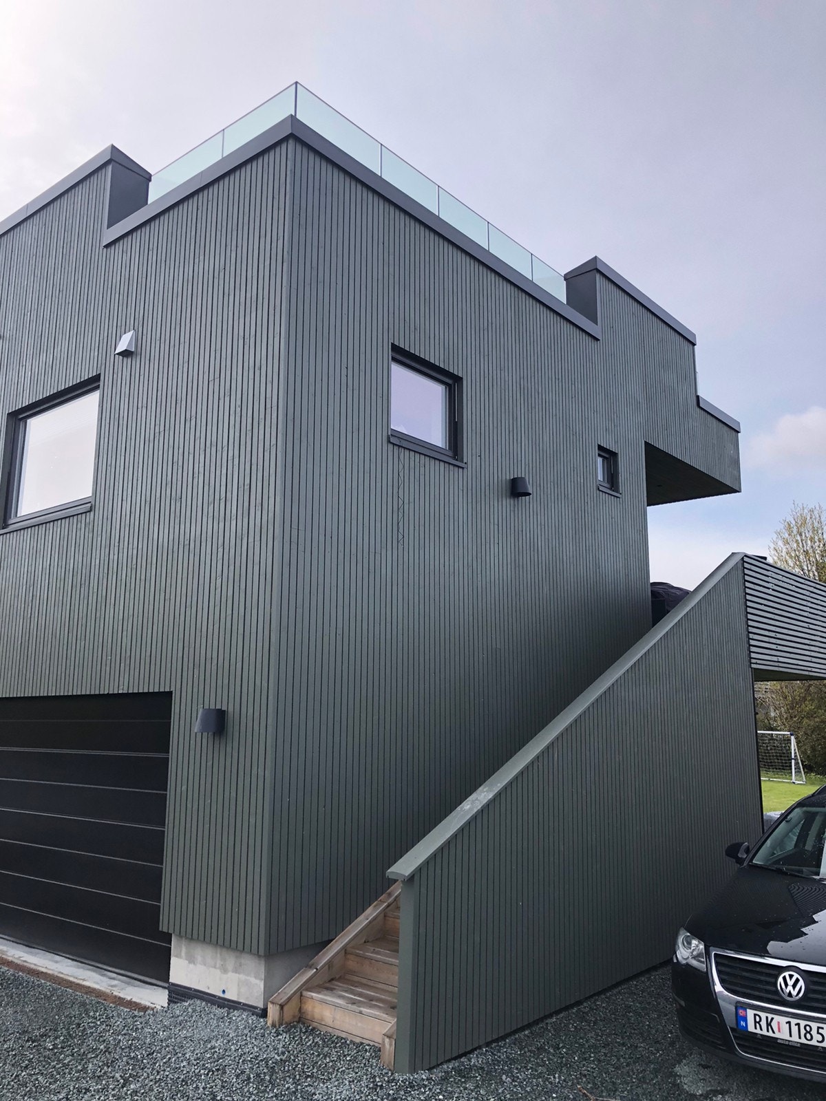 Trapp til balkong og inngangsdør. Egen parkering Galleribilde