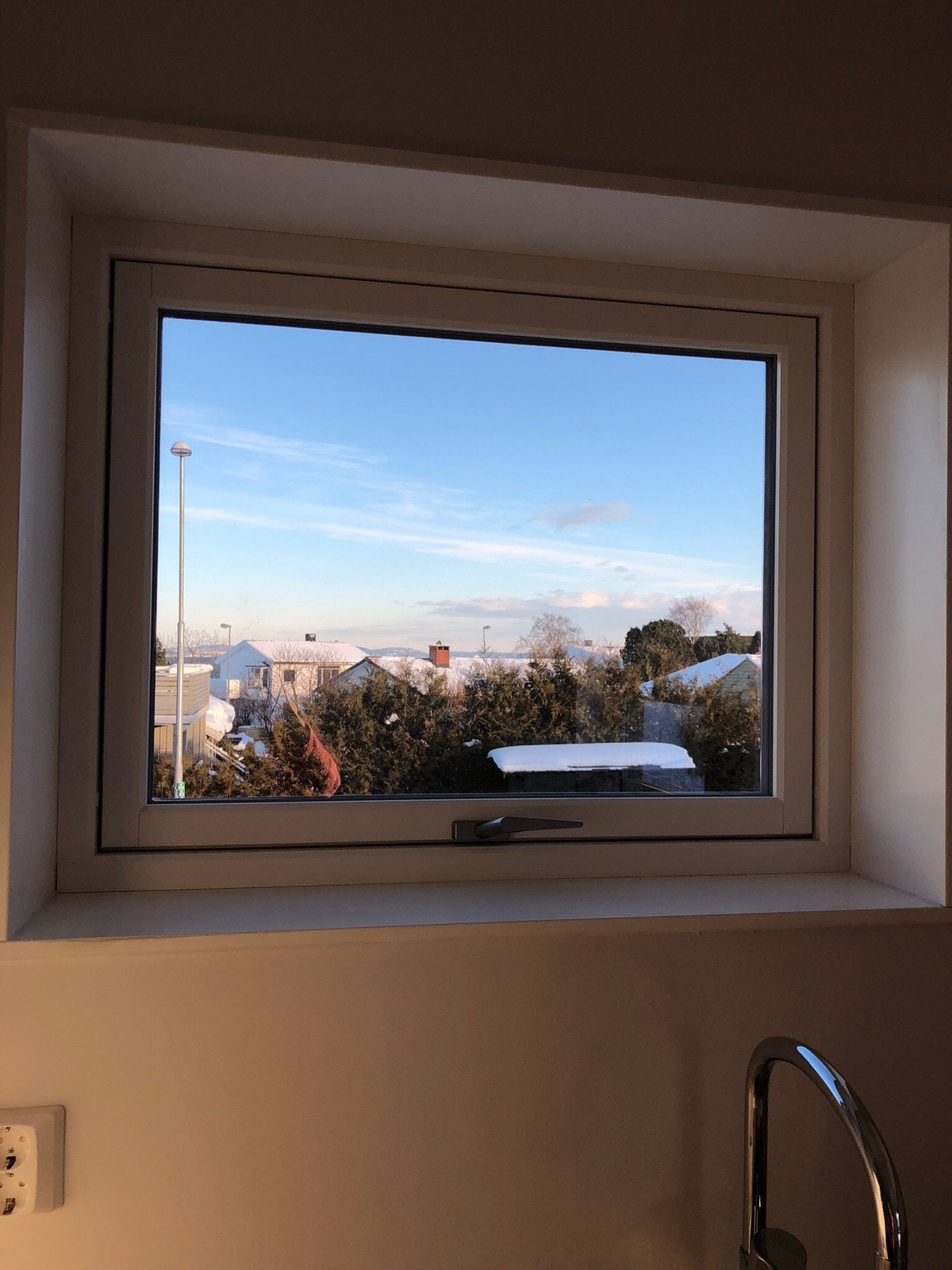 Utsikt fra vindu over kjøkkenbenk Galleribilde