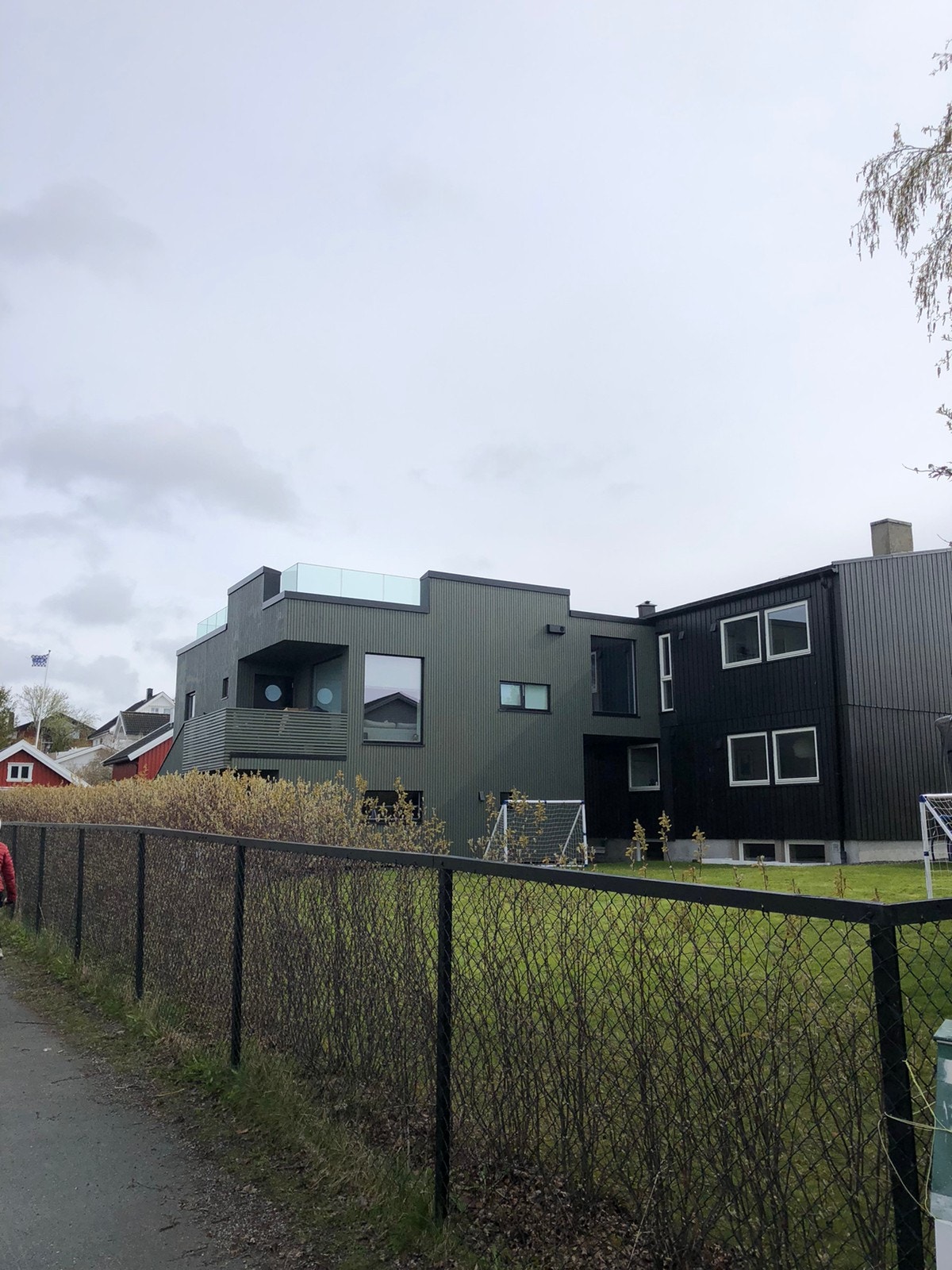 Leiligheten er i 2.etasje i det grønne tilbygget Galleribilde