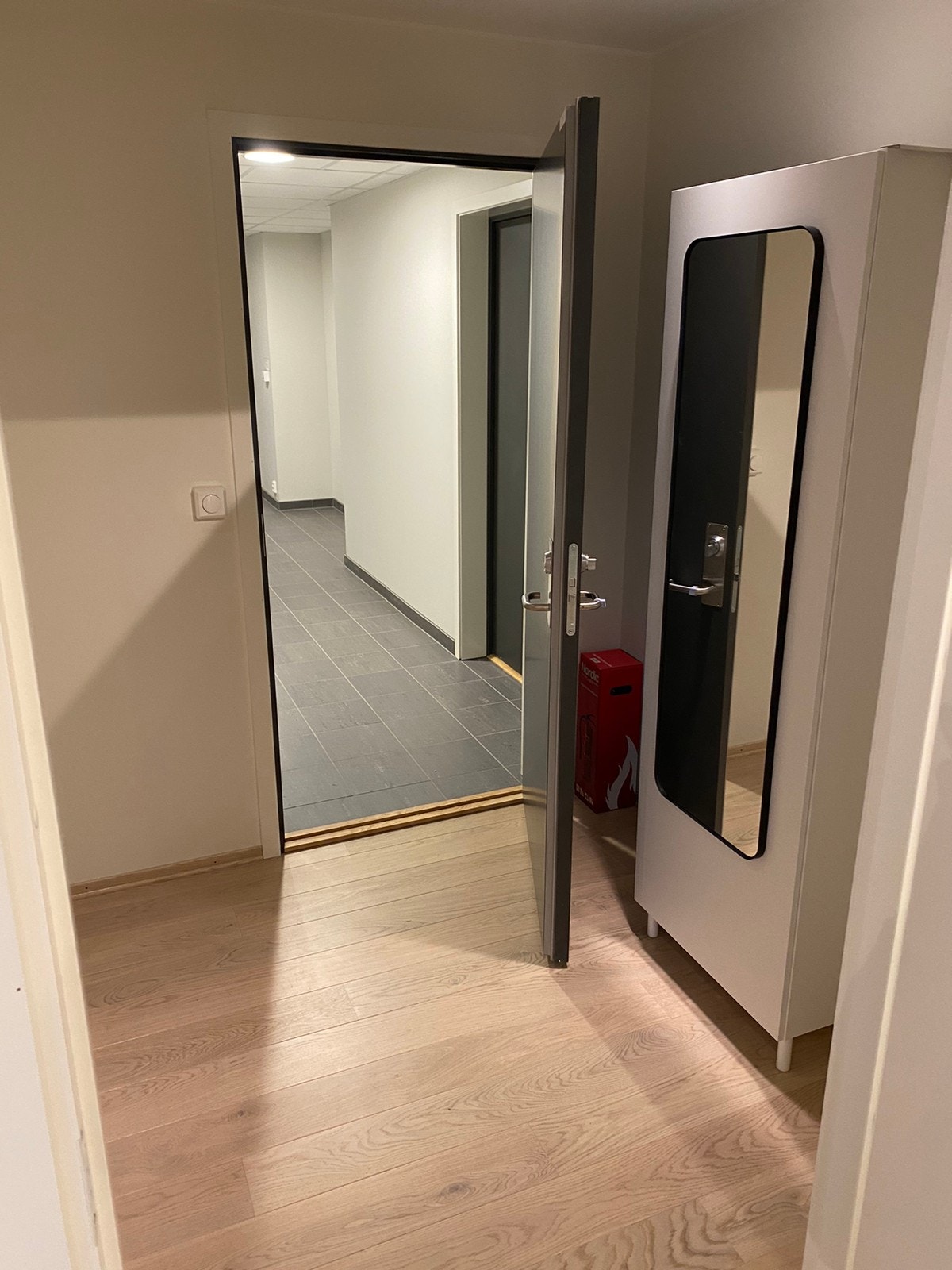 Entrerom med god plass til oppbevaring Galleribilde