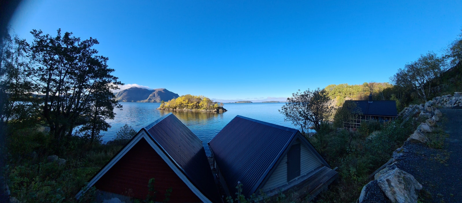 Utsikt over fjorden fra nausta nedenfor hytta Galleribilde
