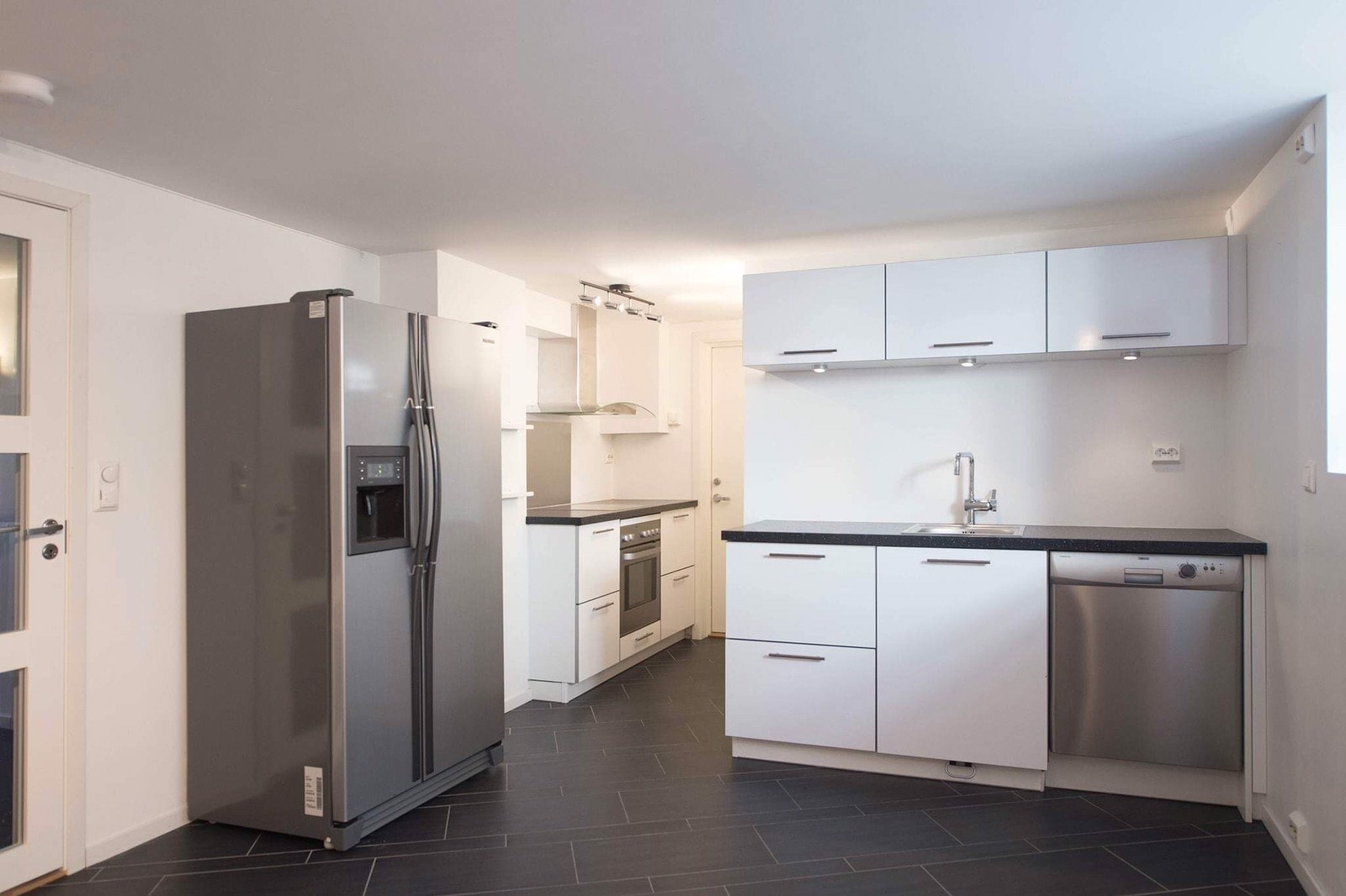 kjøleskapet er bytta ut med et nytt kombiskap. ikke det på bildet Galleribilde