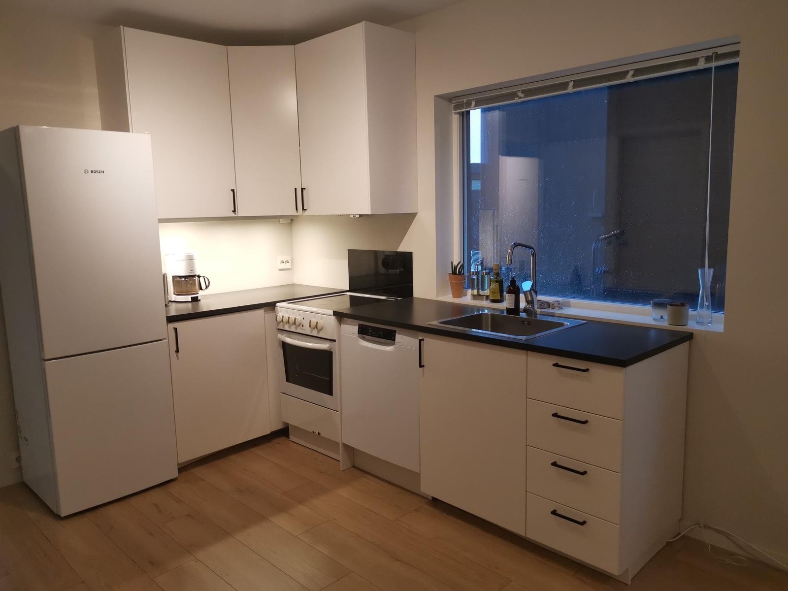 Kjøkken. Komfyr er nå en nyere type(induksjon) enn på bilde. Galleribilde