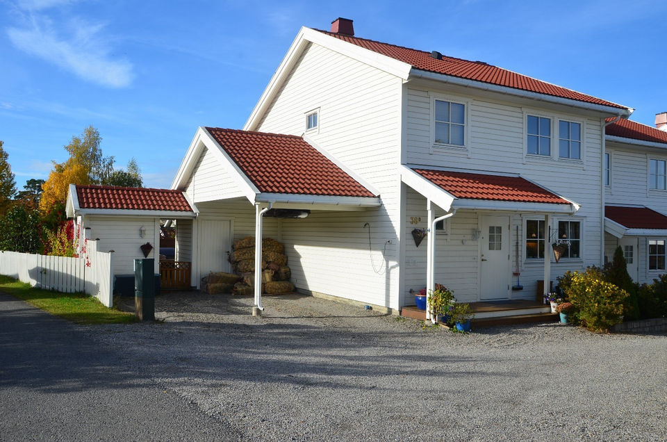 Fasade inngangsparti med carport Galleribilde