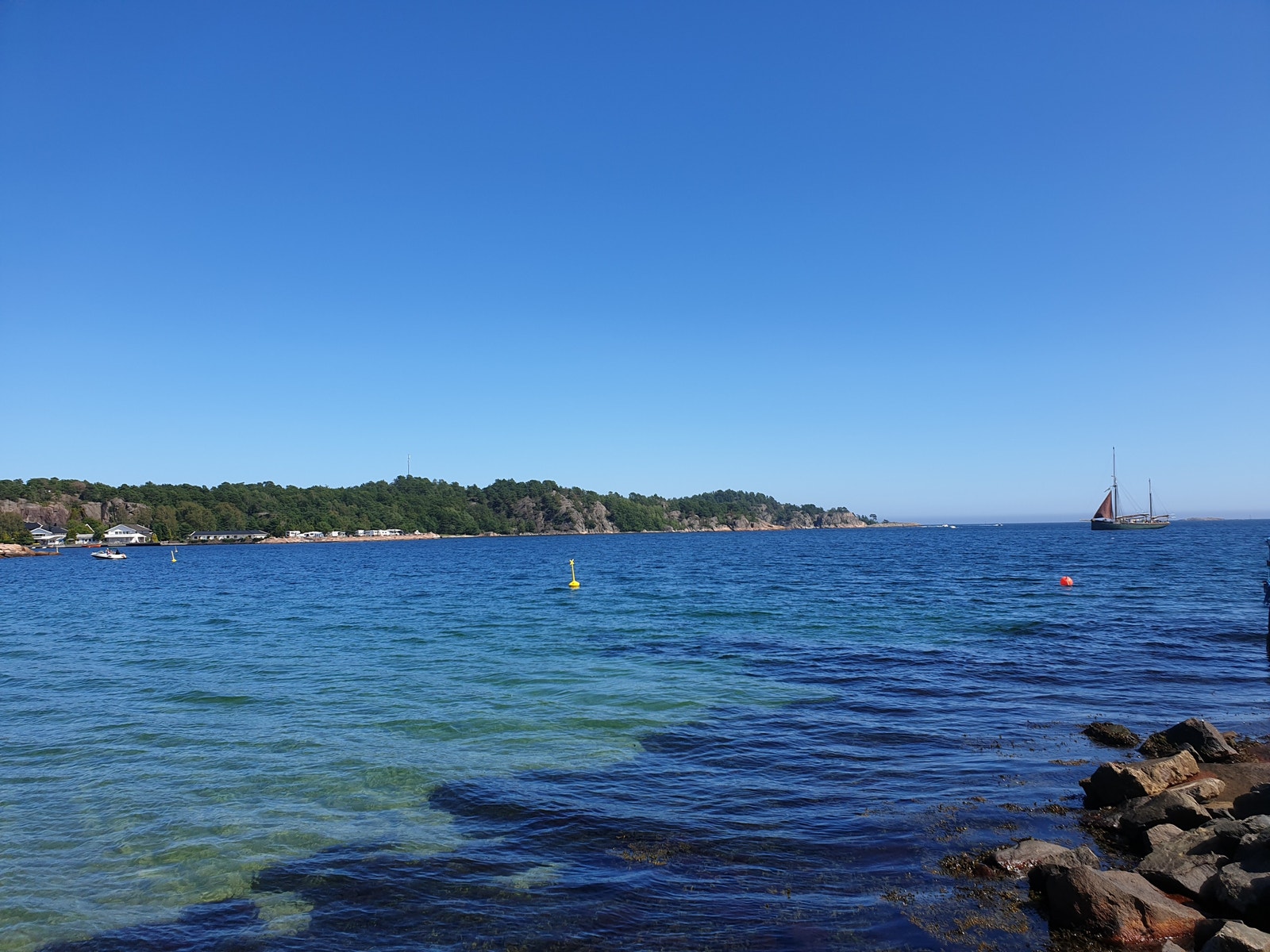 Nærhet til flott natur og badeplass 2 min gange. Galleribilde
