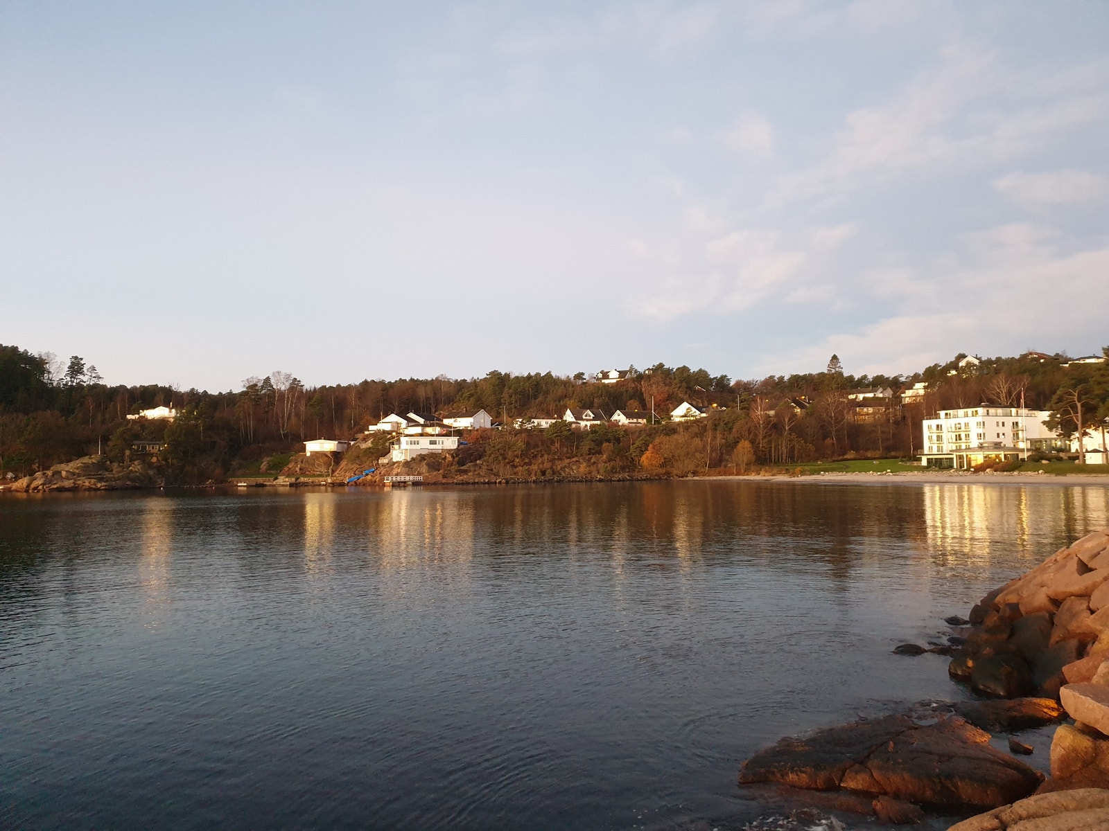 Nærhet til strand. Nærmeste bussholdeplass er Strand Hotell eller Hausland/ Strandtoppen. Galleribilde