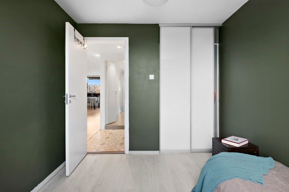 Soverom 2 - god oppbevaringsplass i plassbygget garderobe Galleribilde