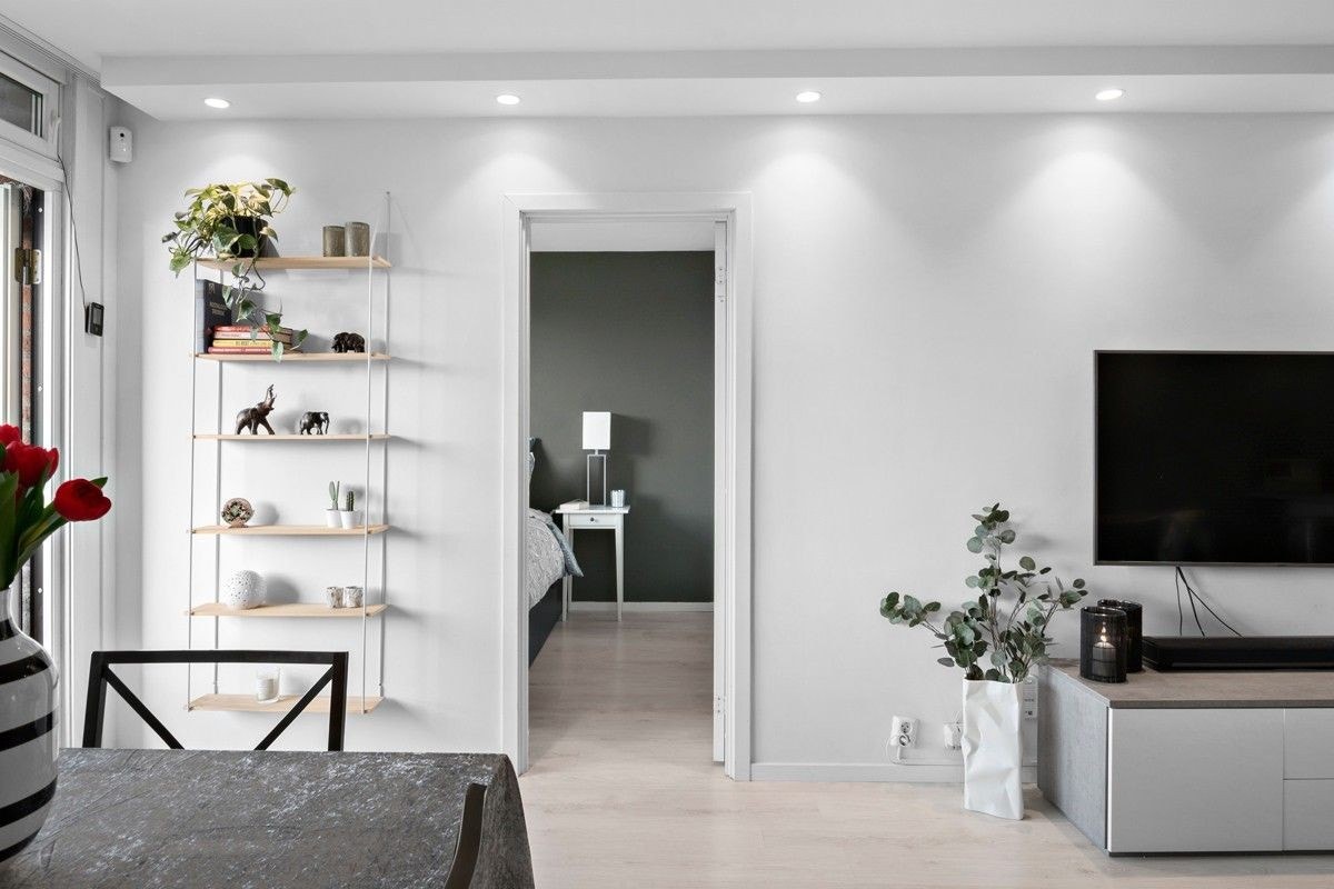 Stuen fremstår som delikat med duse farger og nedfelte downlights Galleribilde