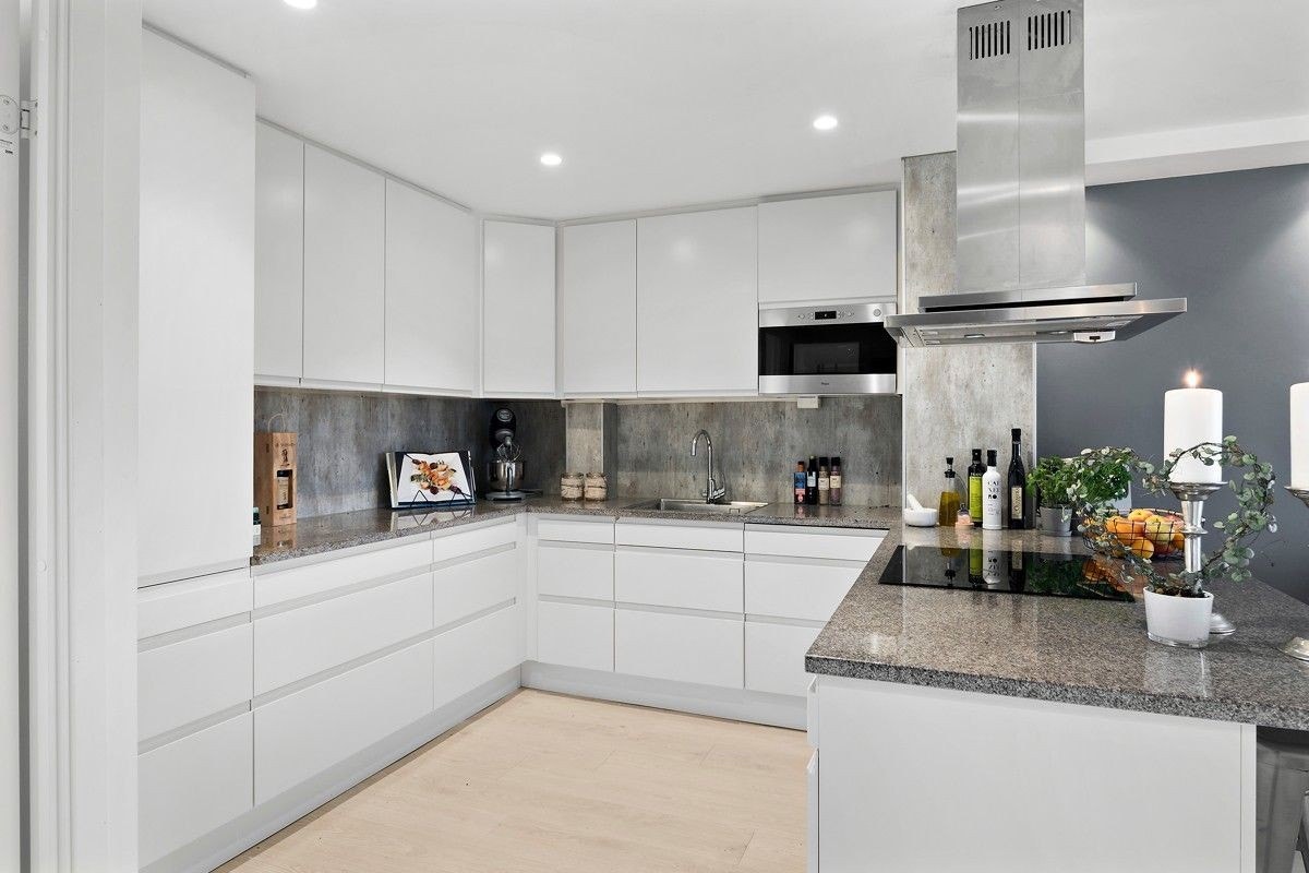 Meget bra kvalitetskjøkken fra HTH (2015)med heldekkende benkeplate i stein, Røroshetta og integrerte funksjoner Galleribilde