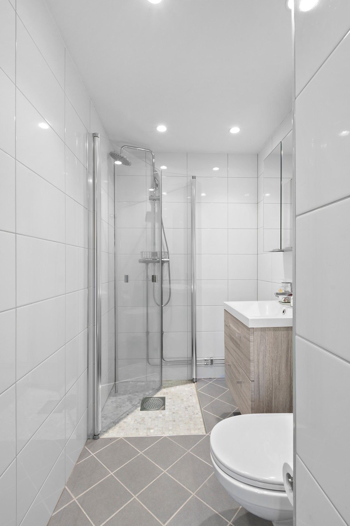 Moderne bad med idsriktige fliser og downlights Galleribilde