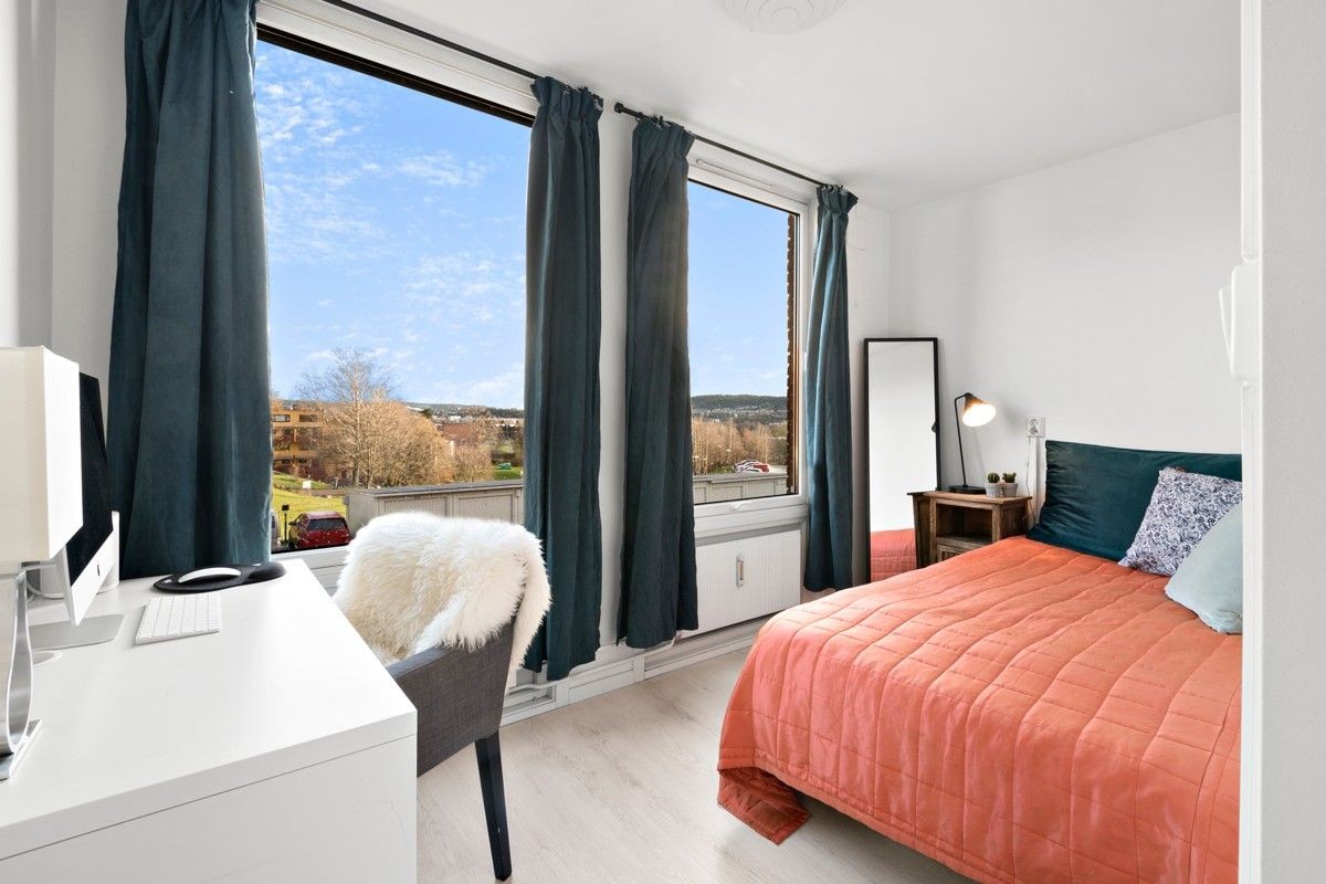 Boligens tredje soverom - lyst og trivelig. God plass til dobbeltseng og kontorpult Galleribilde